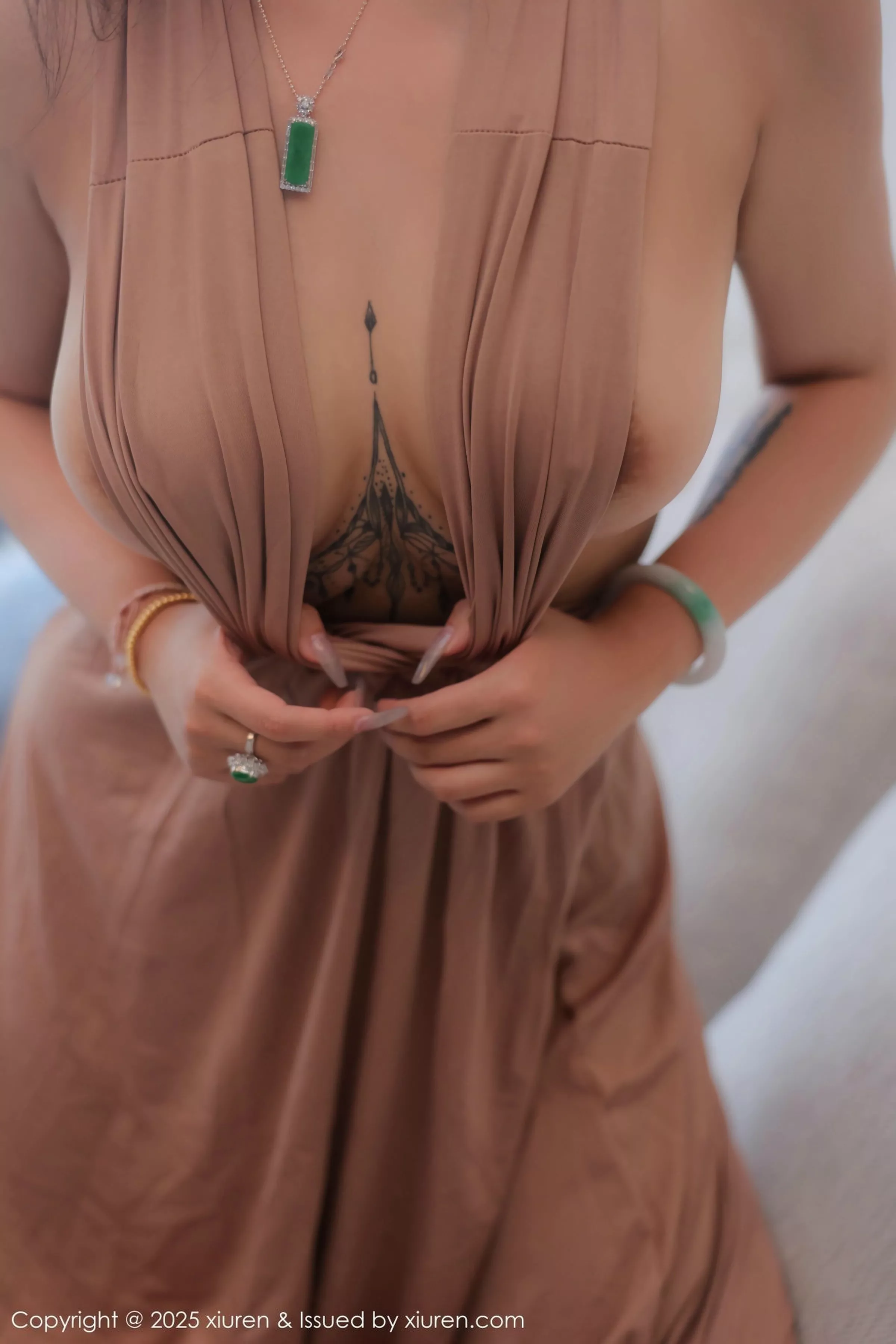 [[XiuRen秀人网]秀人网]No.10432_模特娜比性感暖灰色长裙配超薄无内黑丝秀凹凸身材撩人诱惑写真87P