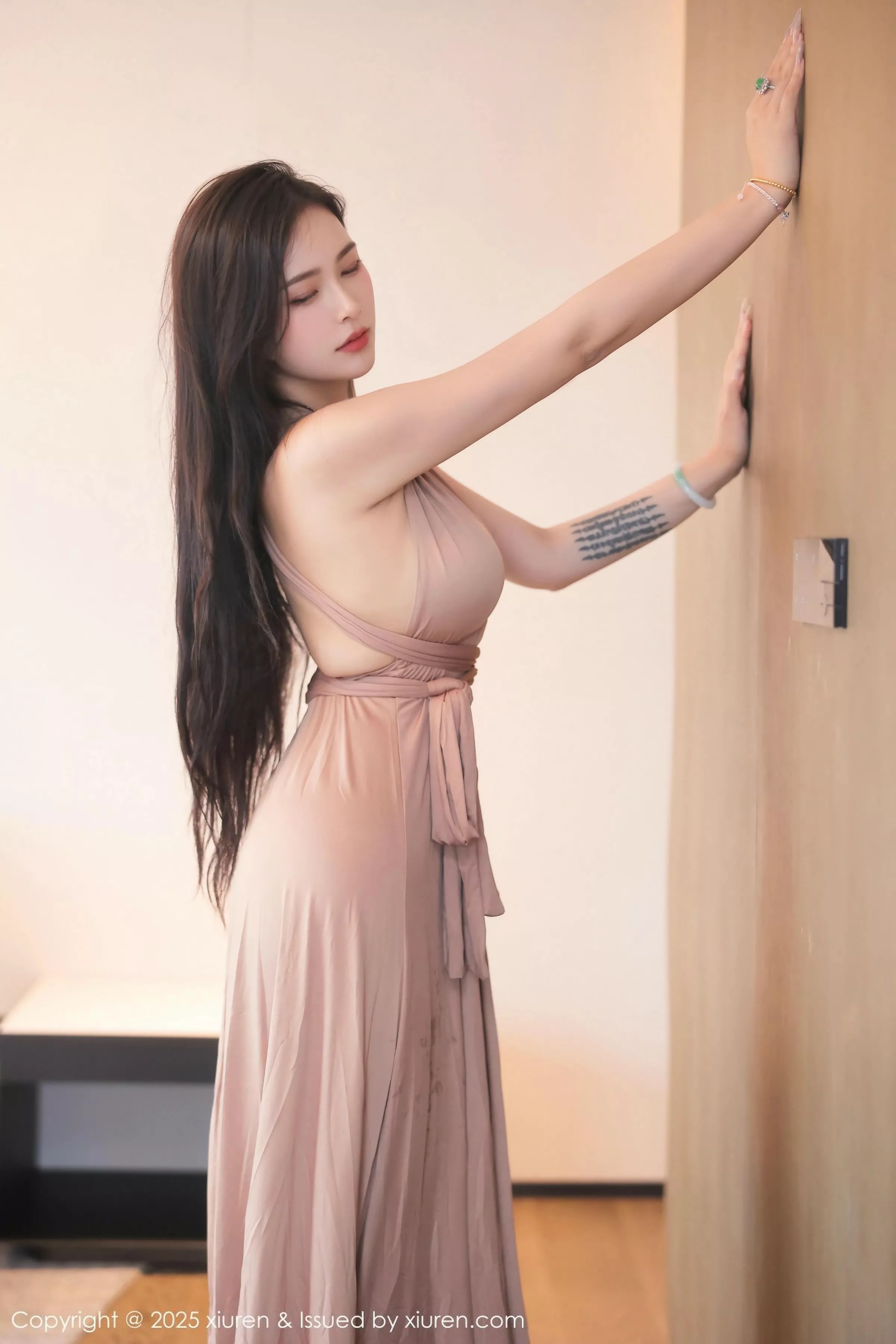 [[XiuRen秀人网]秀人网]No.10432_模特娜比性感暖灰色长裙配超薄无内黑丝秀凹凸身材撩人诱惑写真87P