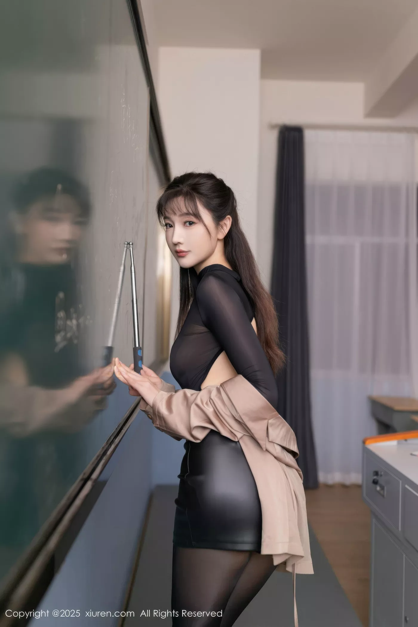 [[XiuRen秀人网]秀人网]No.10558_模特陆萱萱场景拍摄性感黑色连体丝袜秀翘臀美腿撩人诱惑写真80P