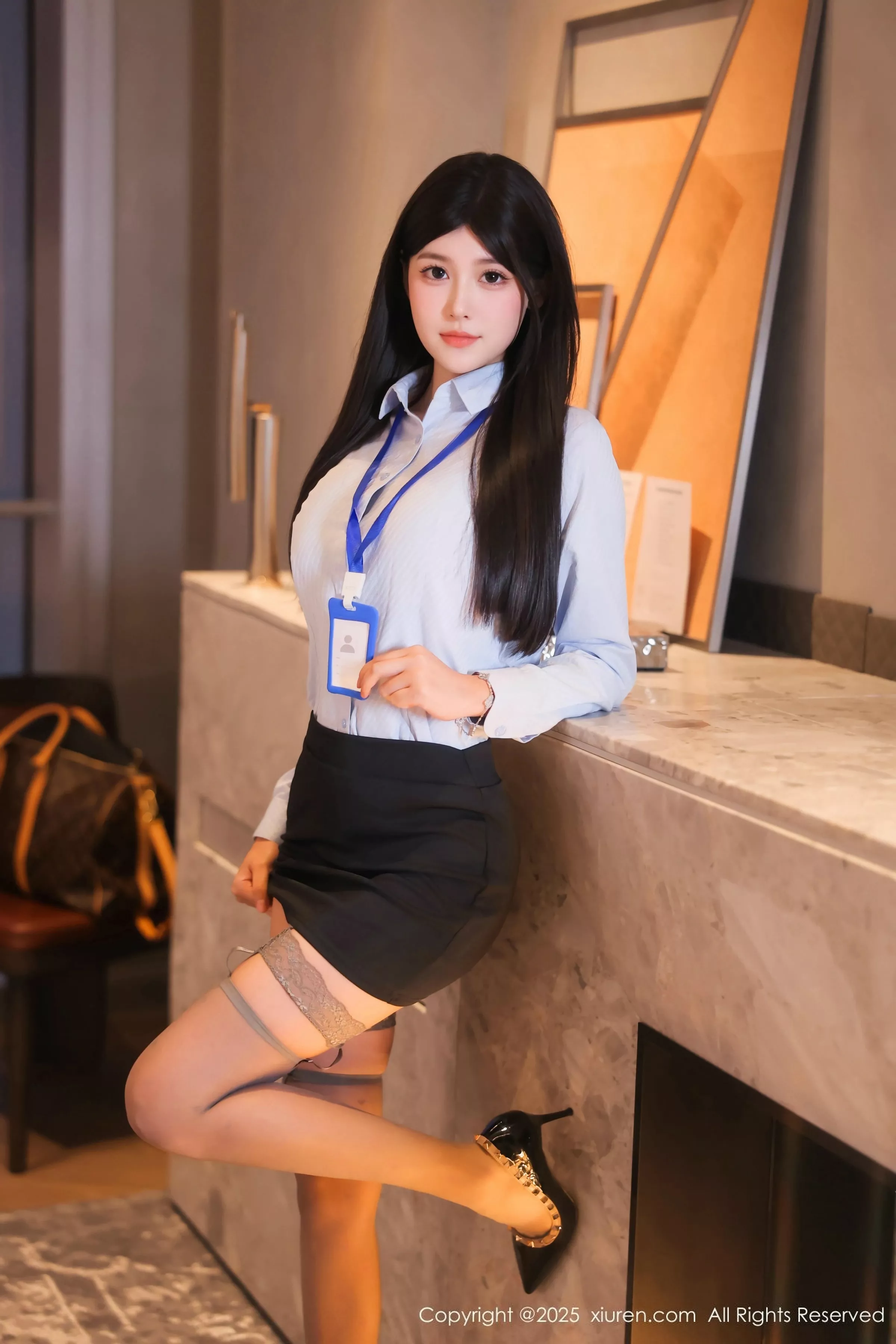 [[XiuRen秀人网]秀人网]No.10440_模特余安安OL服饰露黑色情趣内衣配灰丝袜秀凹凸身材诱惑写真69P