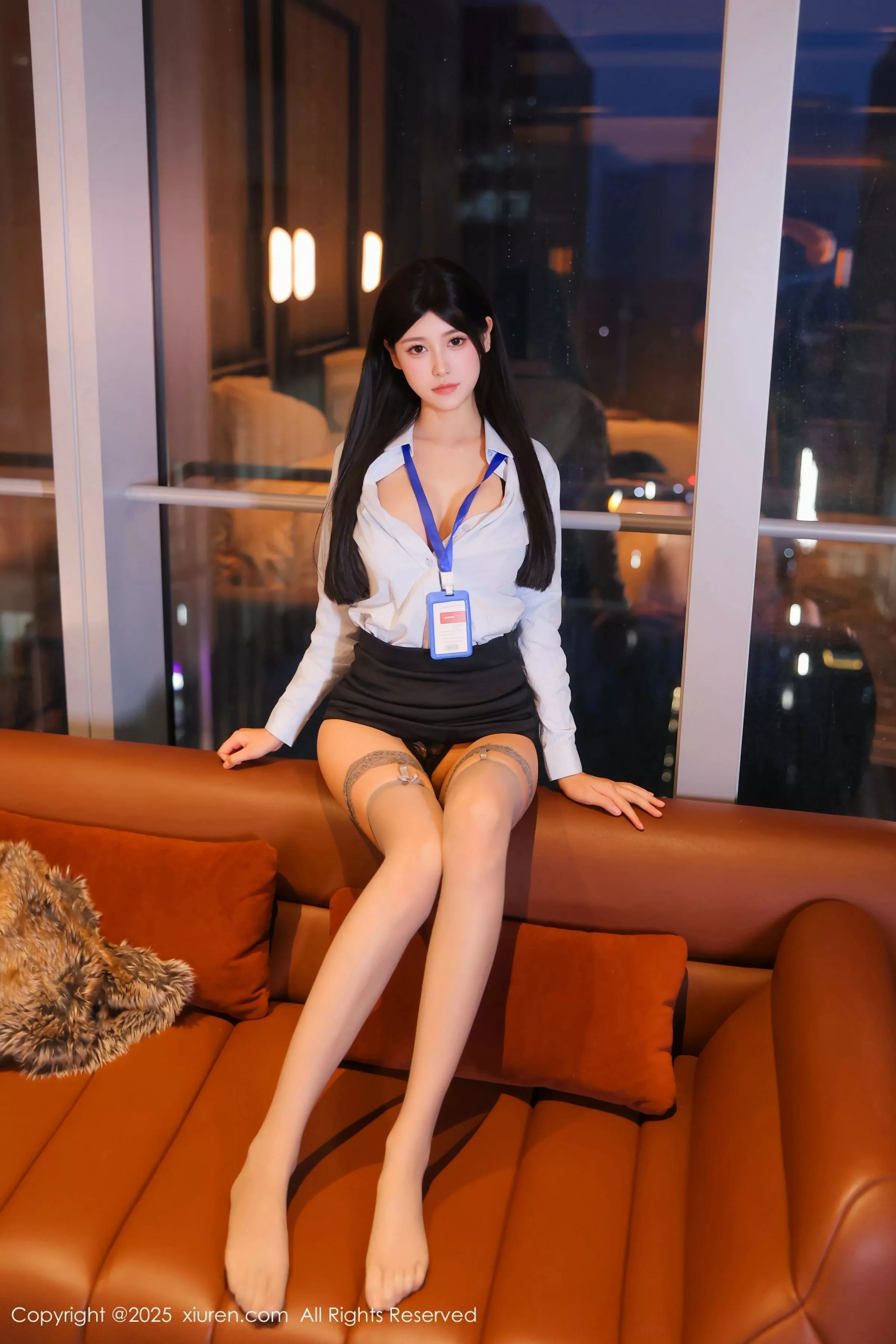 [[XiuRen秀人网]秀人网]No.10440_模特余安安OL服饰露黑色情趣内衣配灰丝袜秀凹凸身材诱惑写真69P