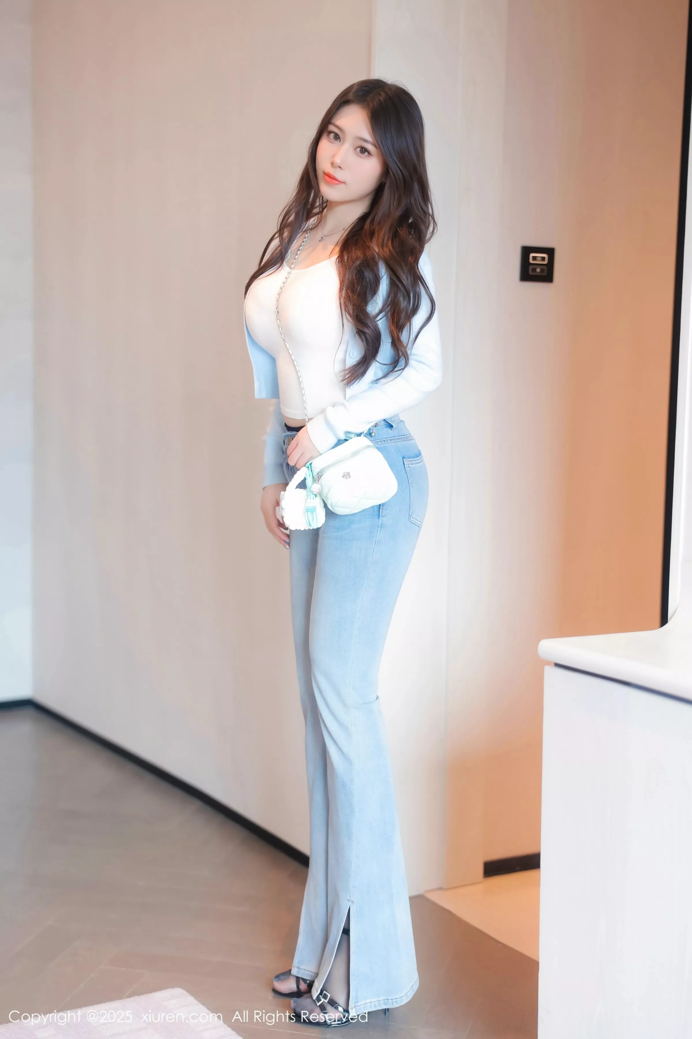 [[XiuRen秀人网]秀人网]No.10450_模特蛋蛋宝性感粉色内衣配牛仔裤露超薄黑丝秀丰腴身材诱惑写真70P