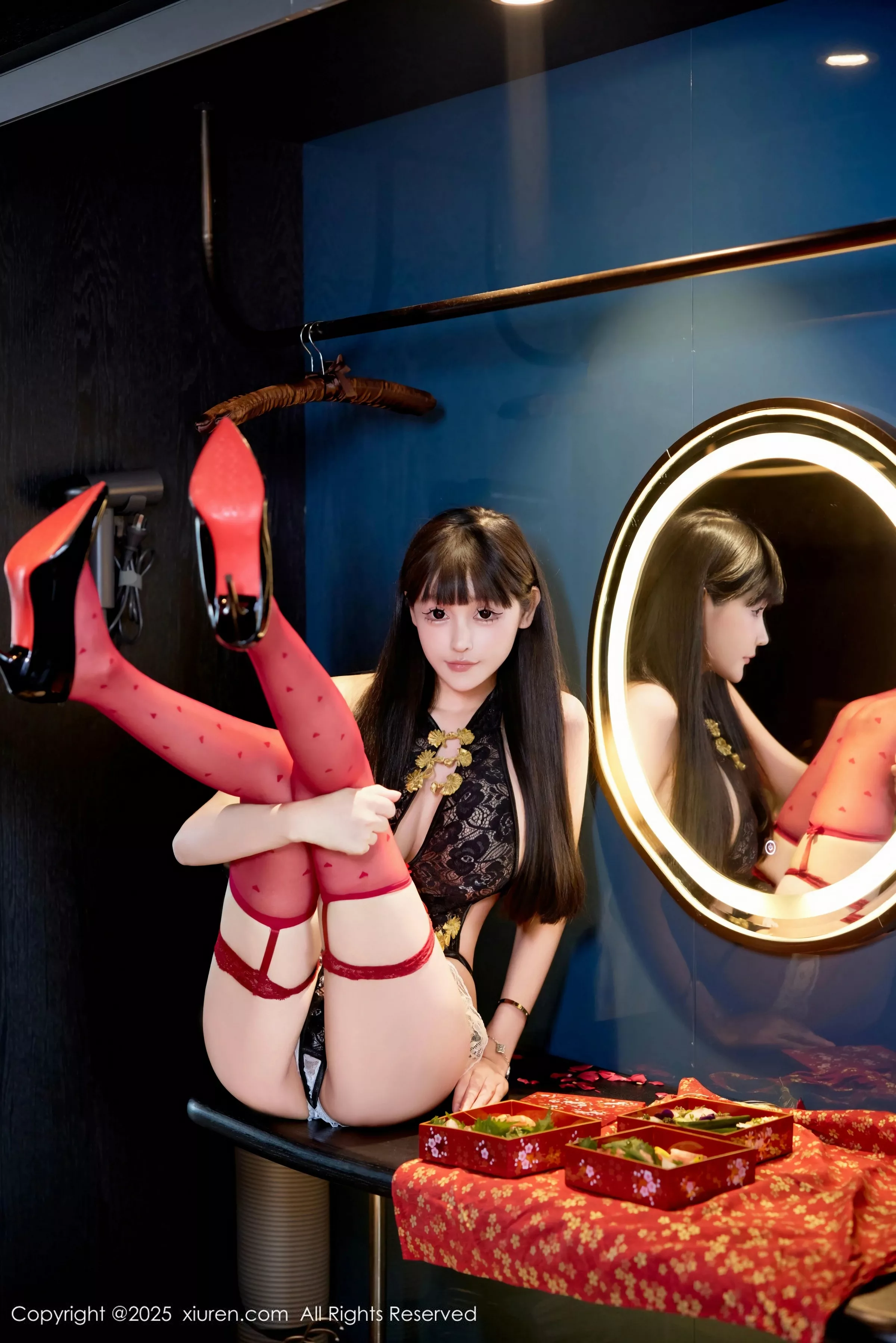 [[XiuRen秀人网]秀人网]No.10448_模特智恩baby性感黑色蕾丝情趣旗袍配红丝袜秀丰腴身姿诱惑写真47P