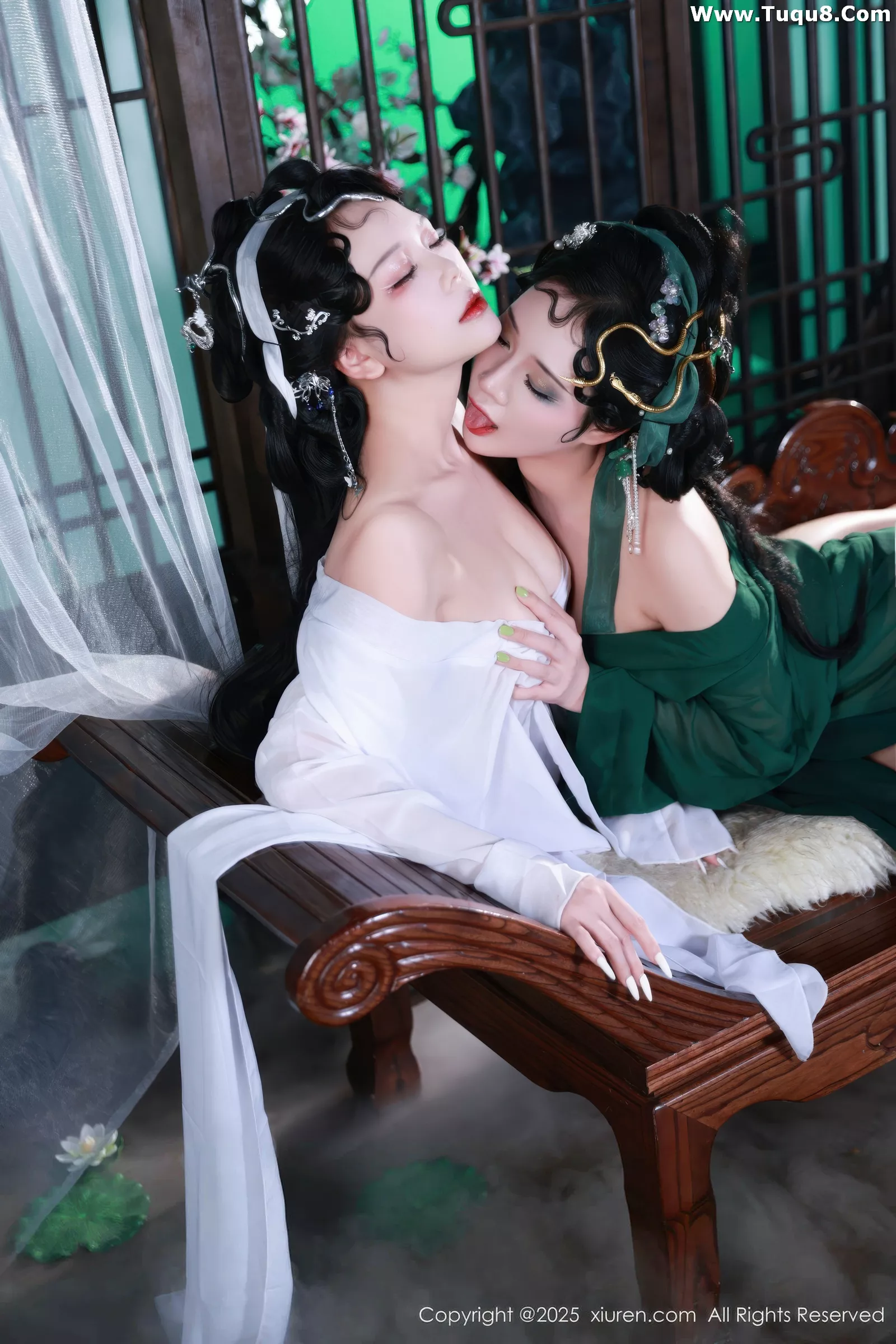 [[XiuRen秀人网]秀人网]No.10561_模特南乔古风场景青蛇装扮性感低胸服饰秀完美身材诱惑写真88P