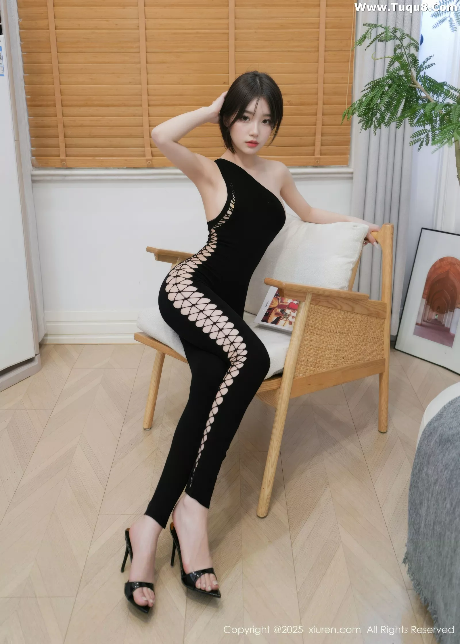 [[XiuRen秀人网]秀人网]No.10560_模特汁汁性感黑色连体镂空服饰半脱秀翘臀美腿撩人诱惑写真51P