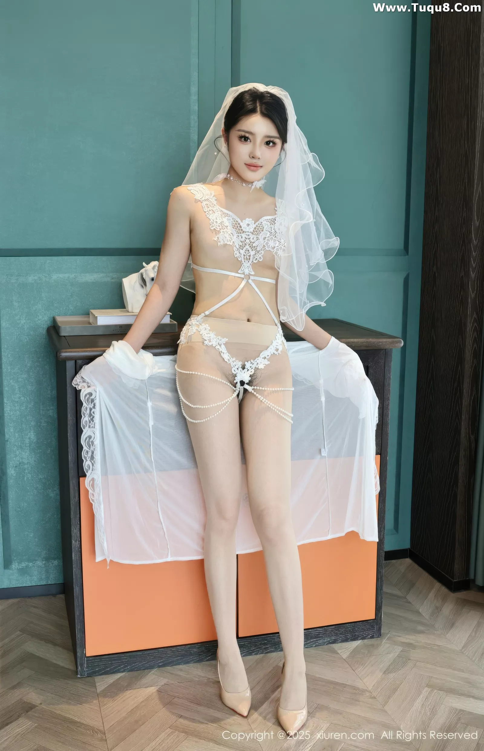 [[XiuRen秀人网]秀人网]No.10559_新人模特糯梨子性感白色情趣婚纱配白色丝袜秀曼妙身姿诱惑写真70P