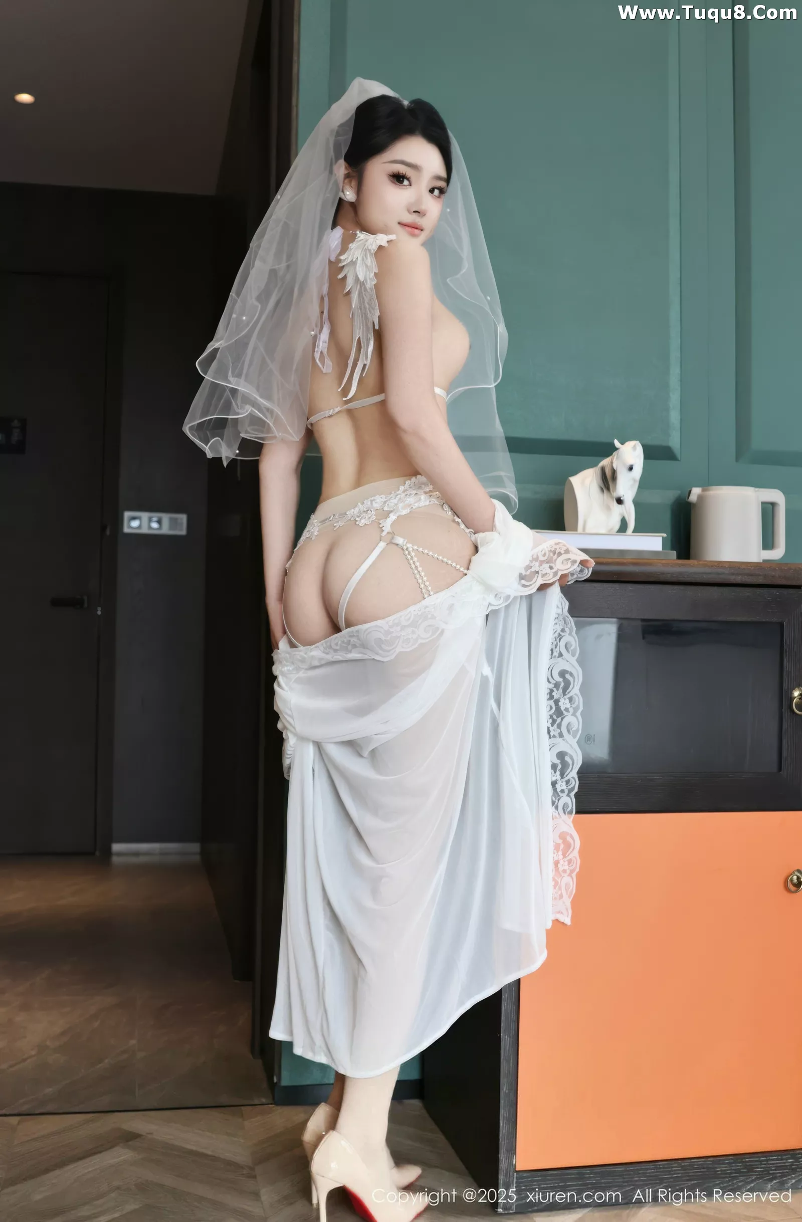 [[XiuRen秀人网]秀人网]No.10559_新人模特糯梨子性感白色情趣婚纱配白色丝袜秀曼妙身姿诱惑写真70P