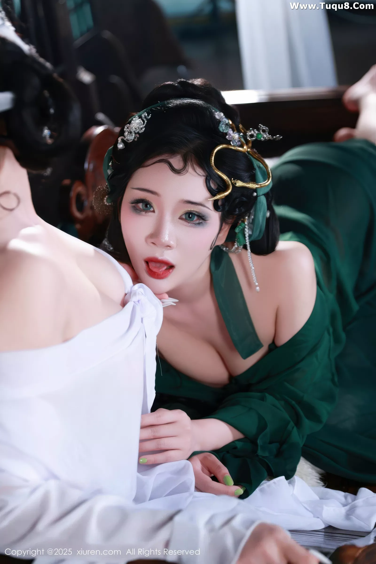 [[XiuRen秀人网]秀人网]No.10561_模特南乔古风场景青蛇装扮性感低胸服饰秀完美身材诱惑写真88P