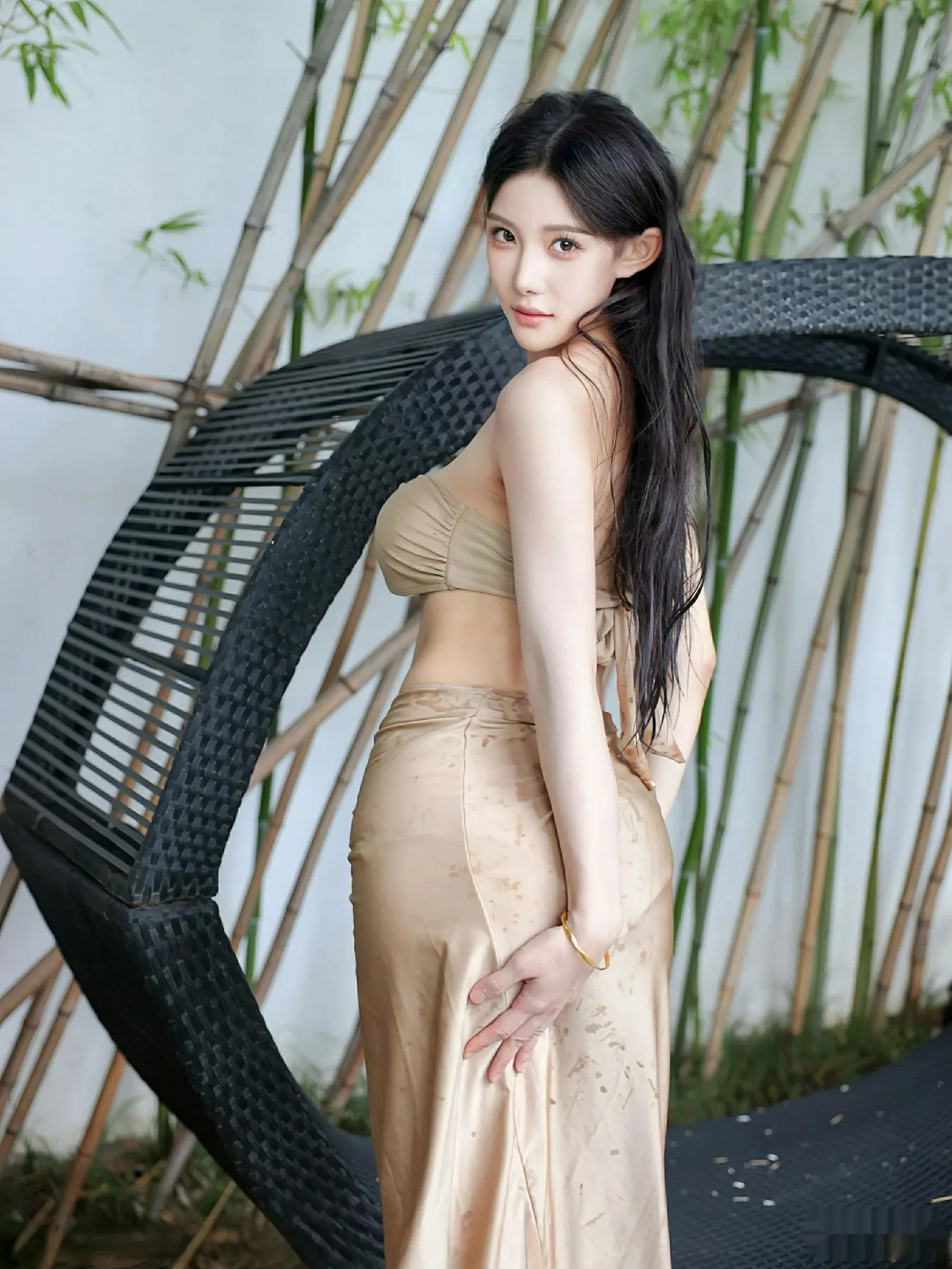 [[XiuRen秀人网]秀人网]No.10618_模特梨霜儿户外泳池性感金色泳衣半脱秀凹凸身材撩人诱惑写真84P