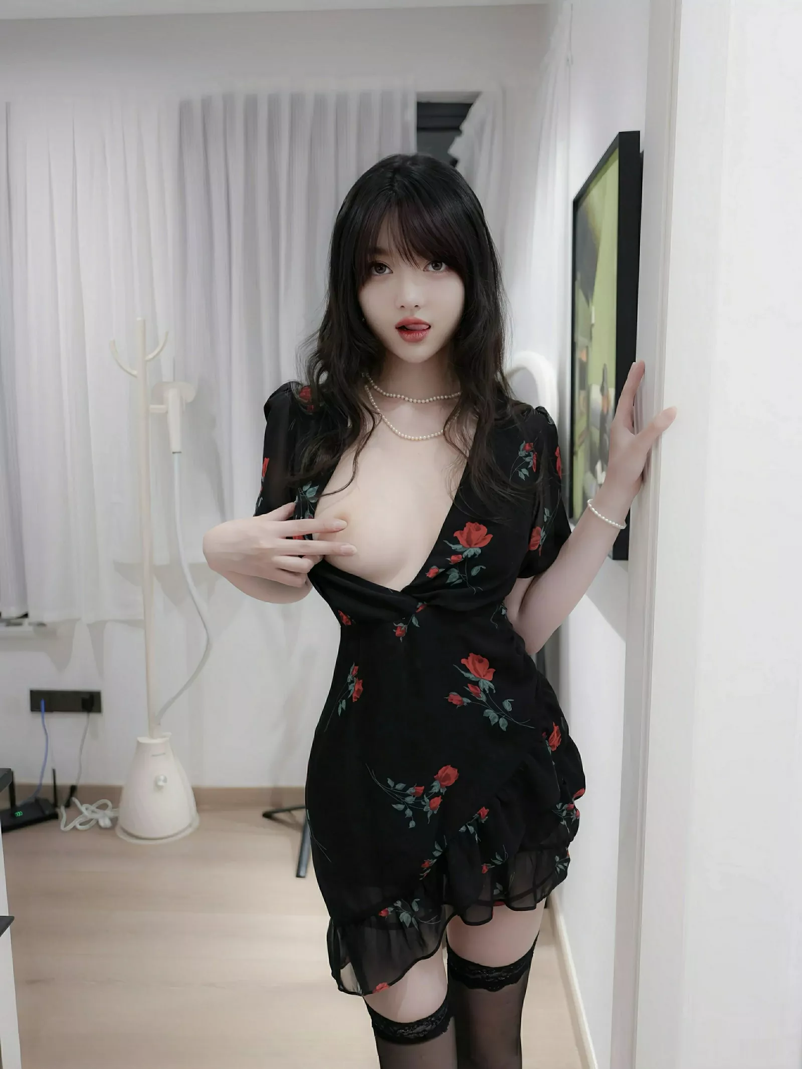 [[XiuRen秀人网]秀人网]No.10586_模特白露lulu性感玫瑰黑裙露情趣内衣配黑丝袜秀曼妙身姿诱惑写真84P