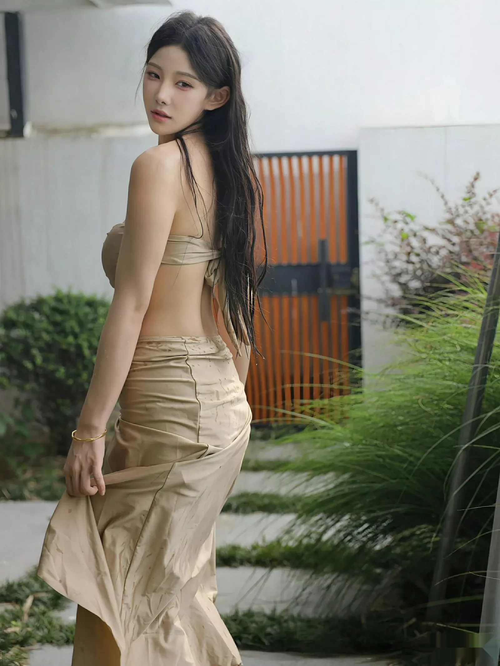 [[XiuRen秀人网]秀人网]No.10618_模特梨霜儿户外泳池性感金色泳衣半脱秀凹凸身材撩人诱惑写真84P