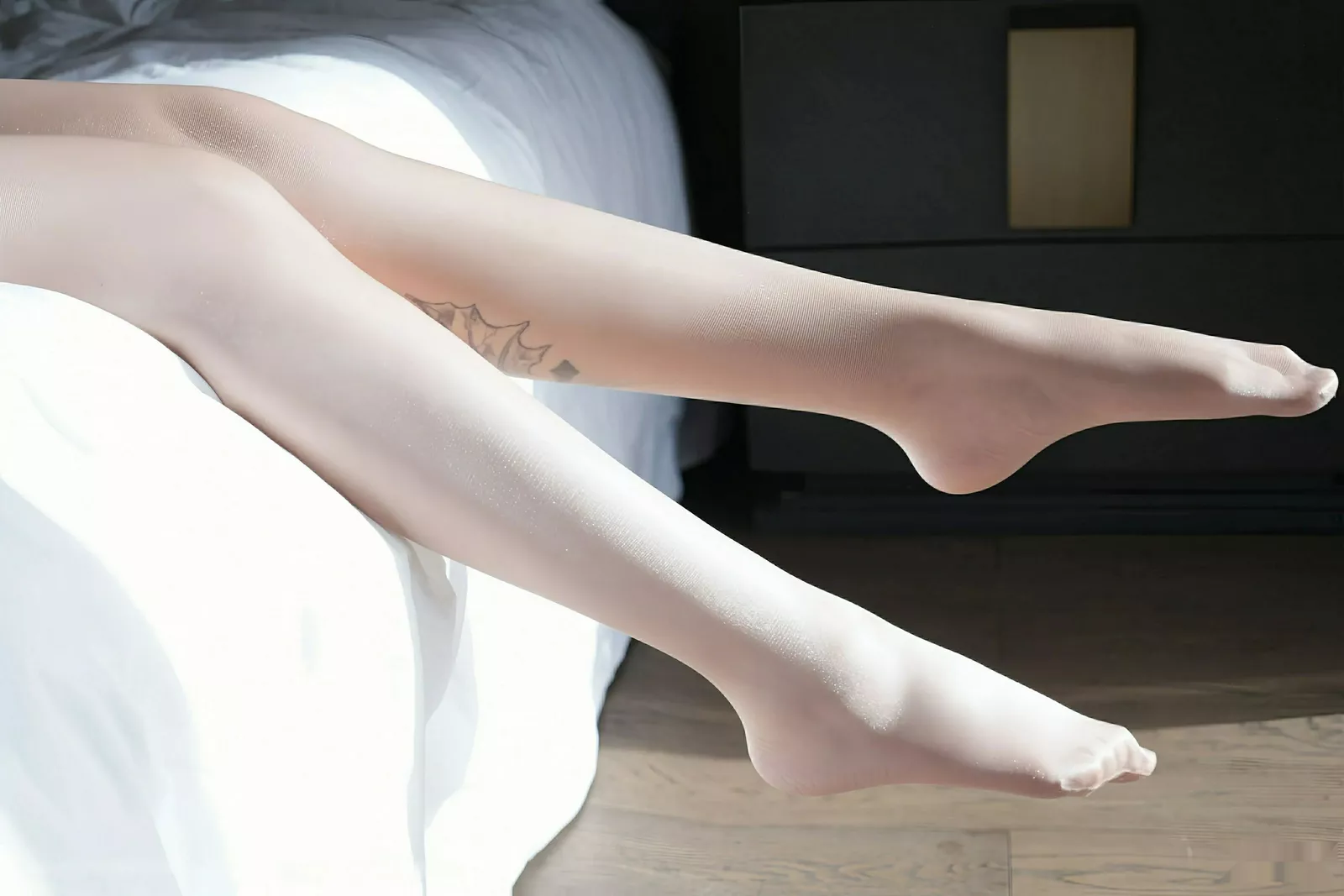 [[XiuRen秀人网]秀人网]No.10587_女神妲己_Toxic性感彩色镂空情趣服饰配超薄肉丝秀翘臀诱惑写真70P