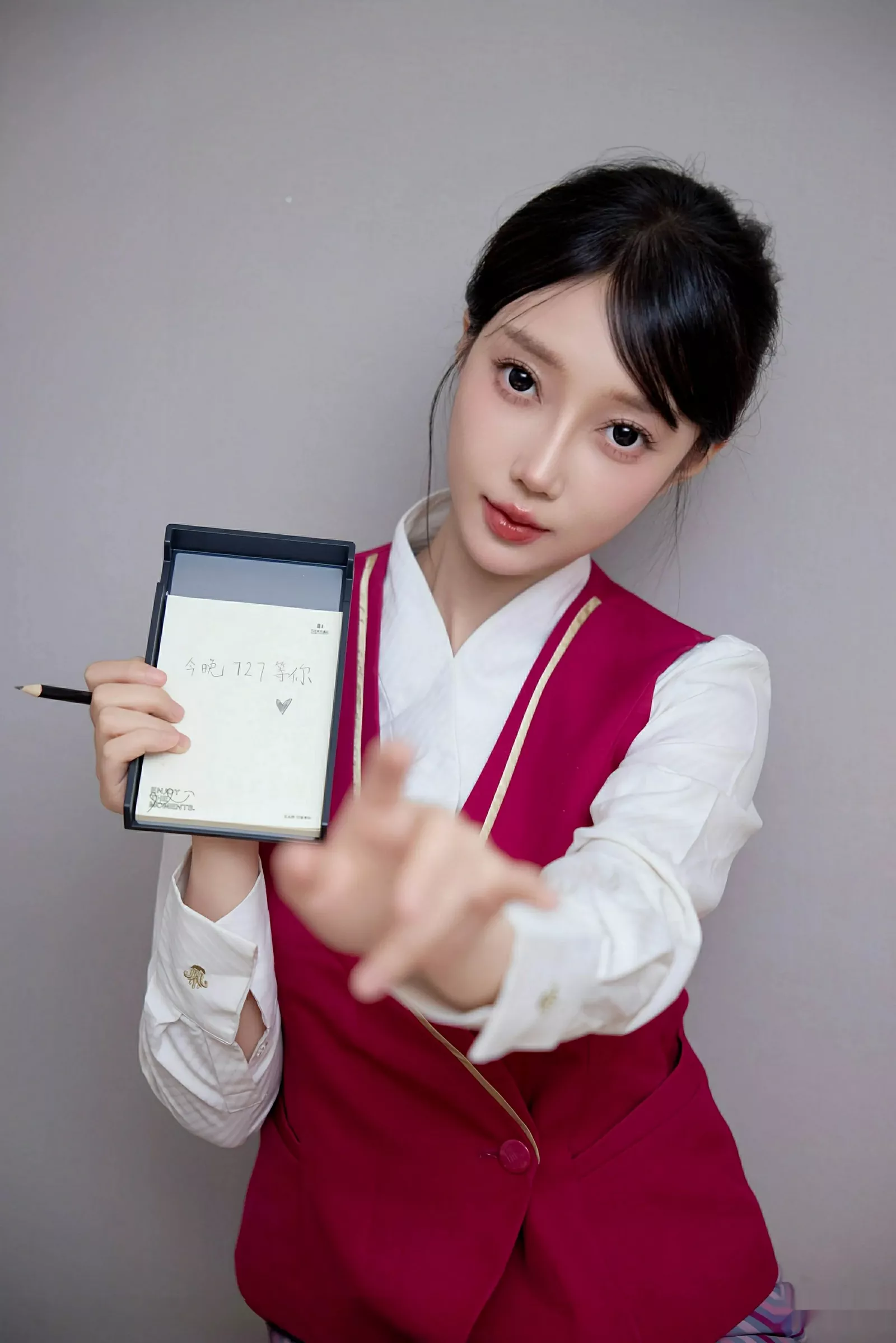 [[XiuRen秀人网]秀人网]No.10620_模特玥儿玥er性感空姐制服配超薄黑丝秀曼妙身姿迷人诱惑写真70P