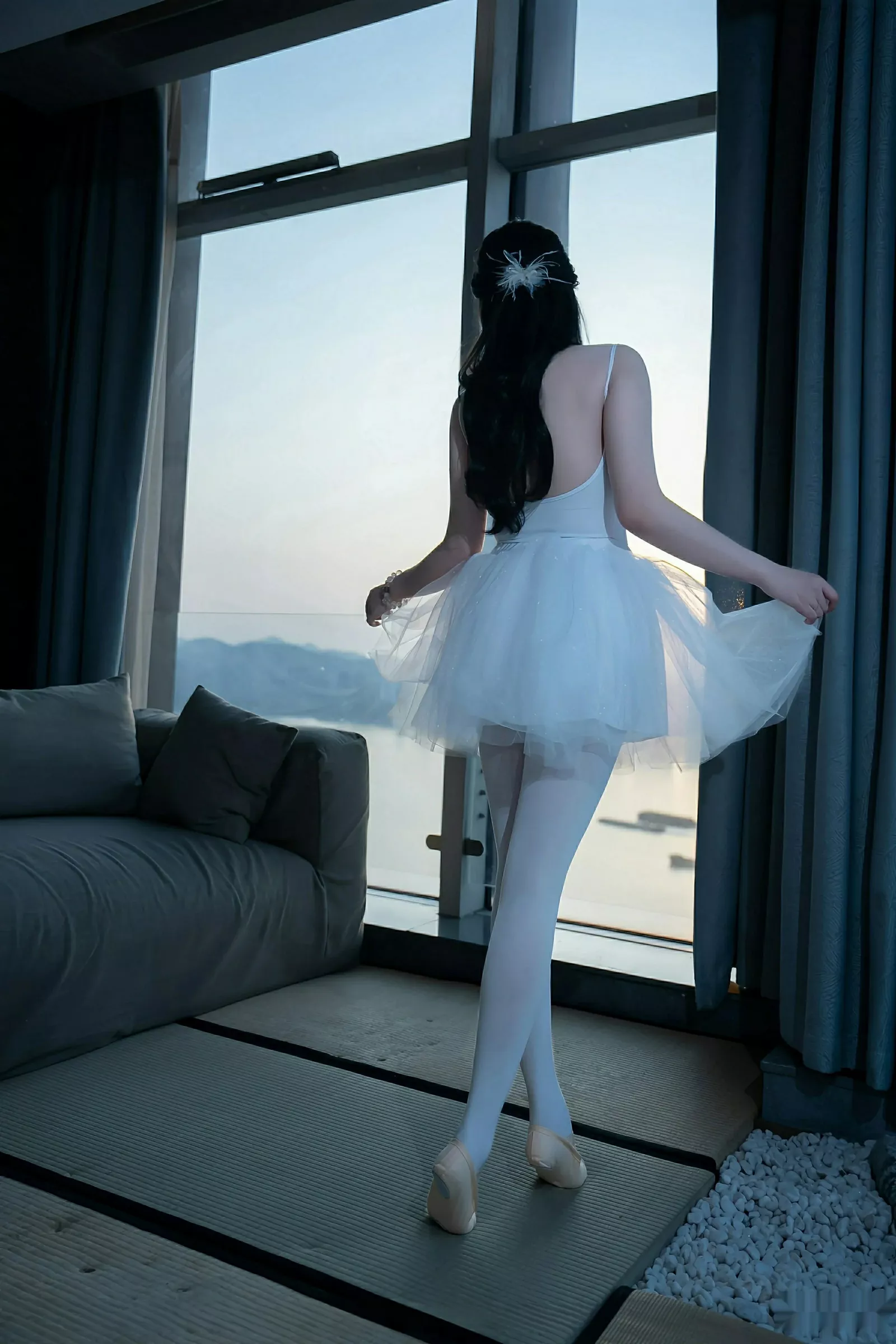 [[XiuRen秀人网]秀人网]No.10575_模特软情性感白色芭蕾短裙配白色丝袜秀曼妙身姿完美诱惑写真78P