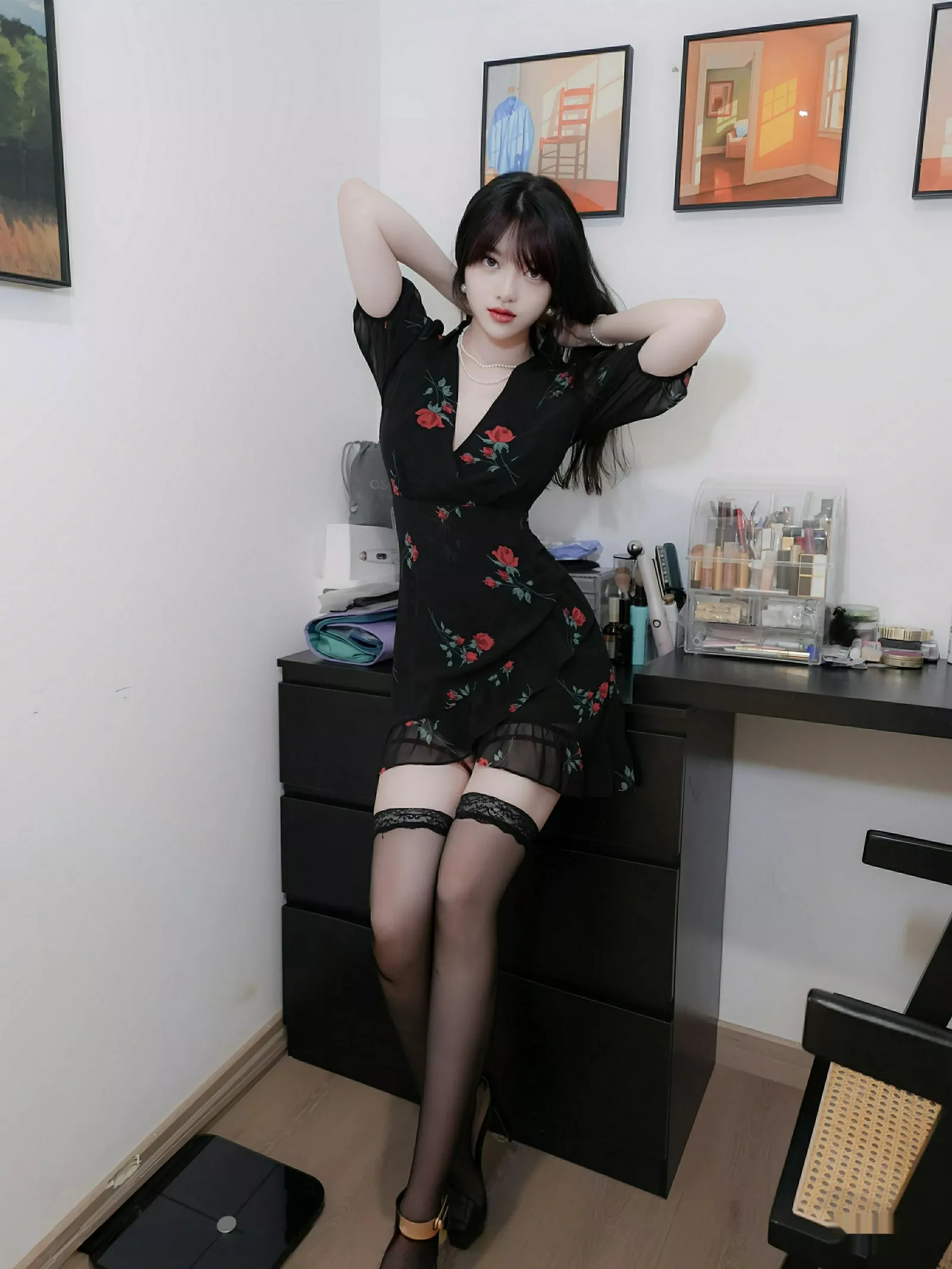 [[XiuRen秀人网]秀人网]No.10586_模特白露lulu性感玫瑰黑裙露情趣内衣配黑丝袜秀曼妙身姿诱惑写真84P