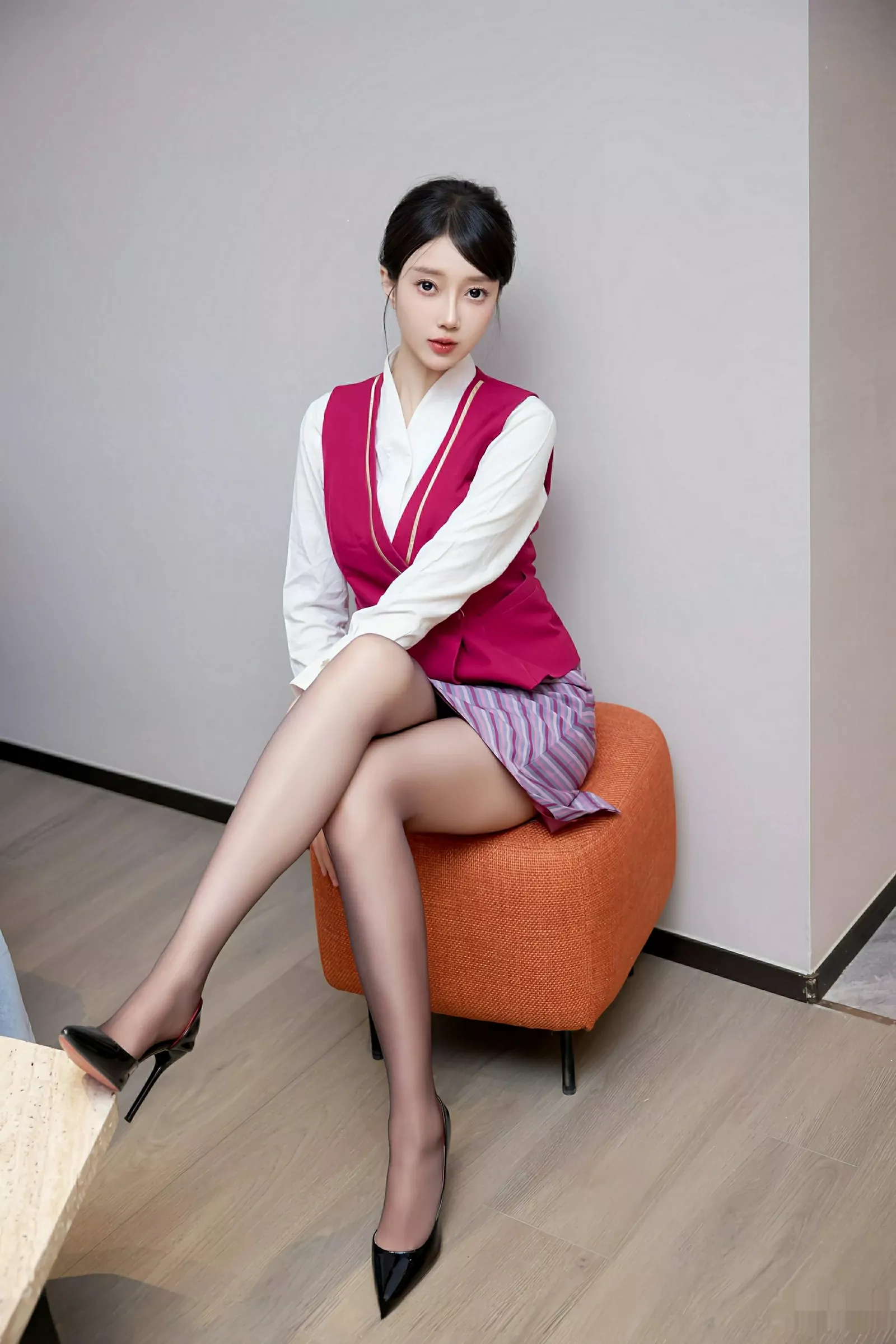 [[XiuRen秀人网]秀人网]No.10620_模特玥儿玥er性感空姐制服配超薄黑丝秀曼妙身姿迷人诱惑写真70P