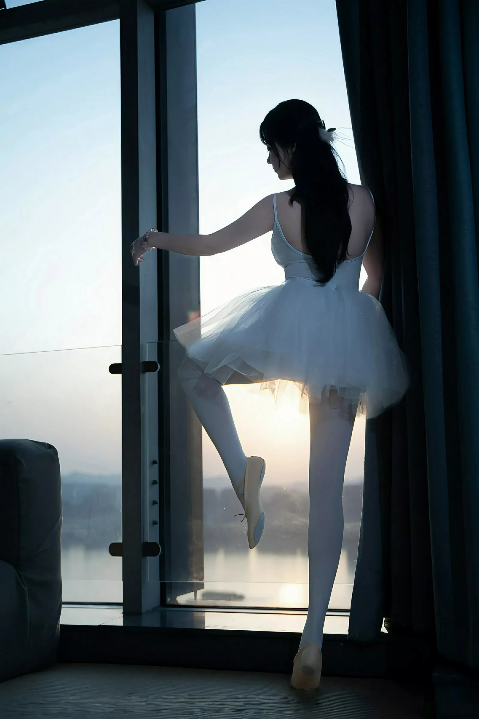 [[XiuRen秀人网]秀人网]No.10575_模特软情性感白色芭蕾短裙配白色丝袜秀曼妙身姿完美诱惑写真78P