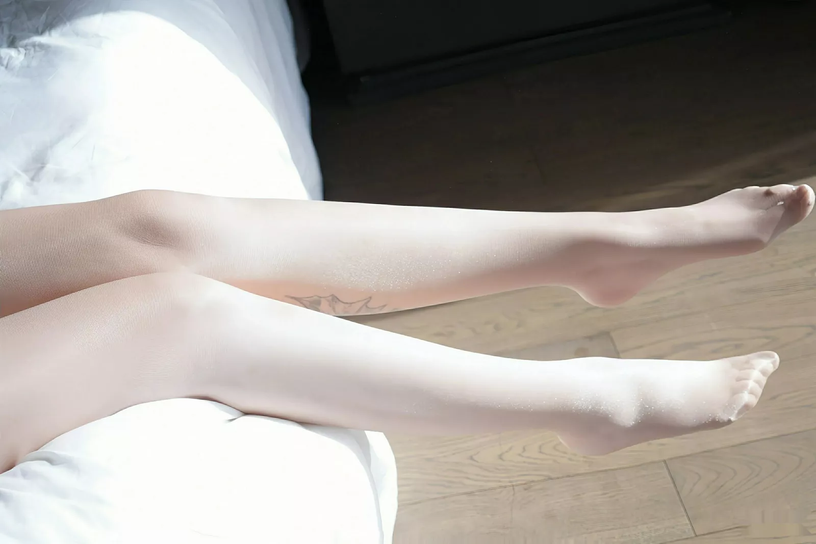 [[XiuRen秀人网]秀人网]No.10587_女神妲己_Toxic性感彩色镂空情趣服饰配超薄肉丝秀翘臀诱惑写真70P