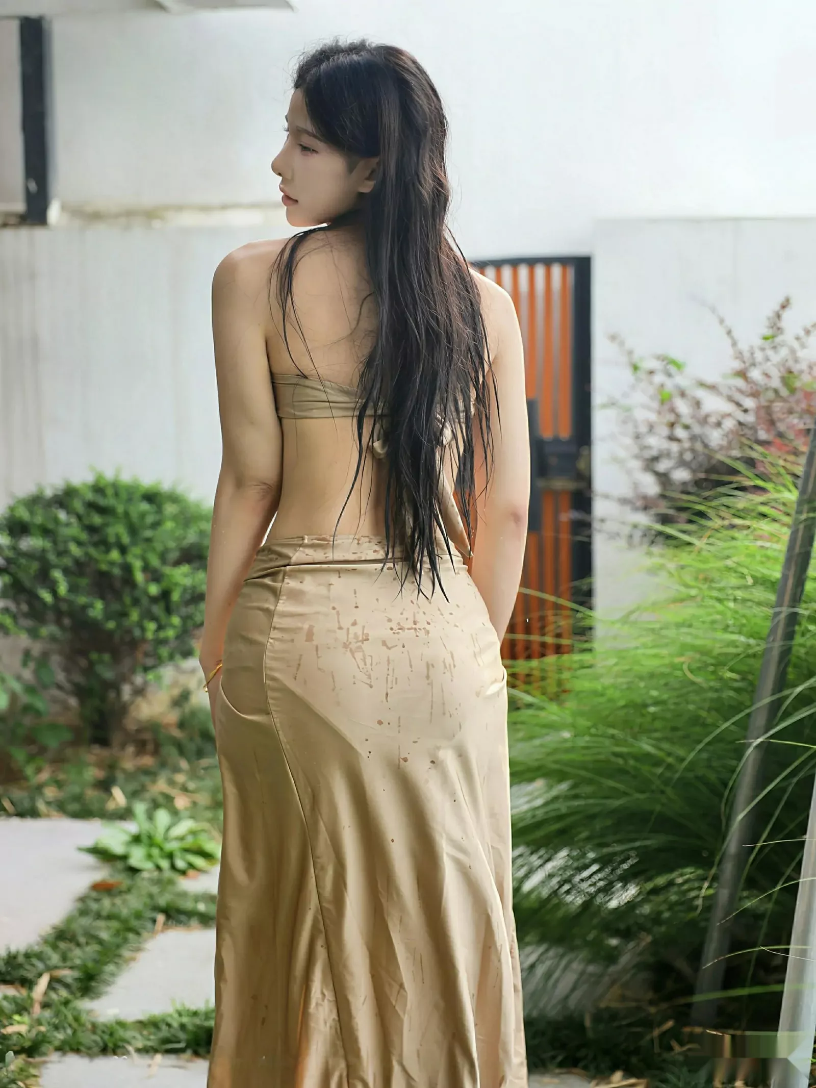 [[XiuRen秀人网]秀人网]No.10618_模特梨霜儿户外泳池性感金色泳衣半脱秀凹凸身材撩人诱惑写真84P