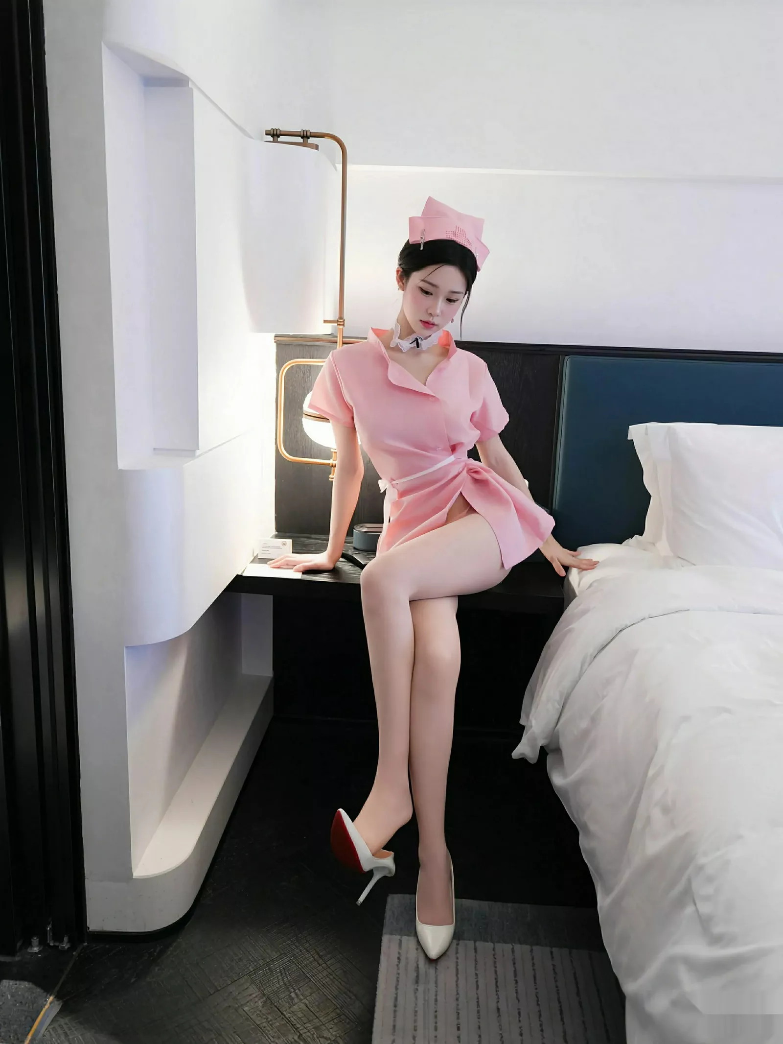 [[XiuRen秀人网]秀人网]No.10581_模特奶芙酱-EVA性感粉色护士制服配超薄肉丝秀曼妙身姿诱惑写真69P