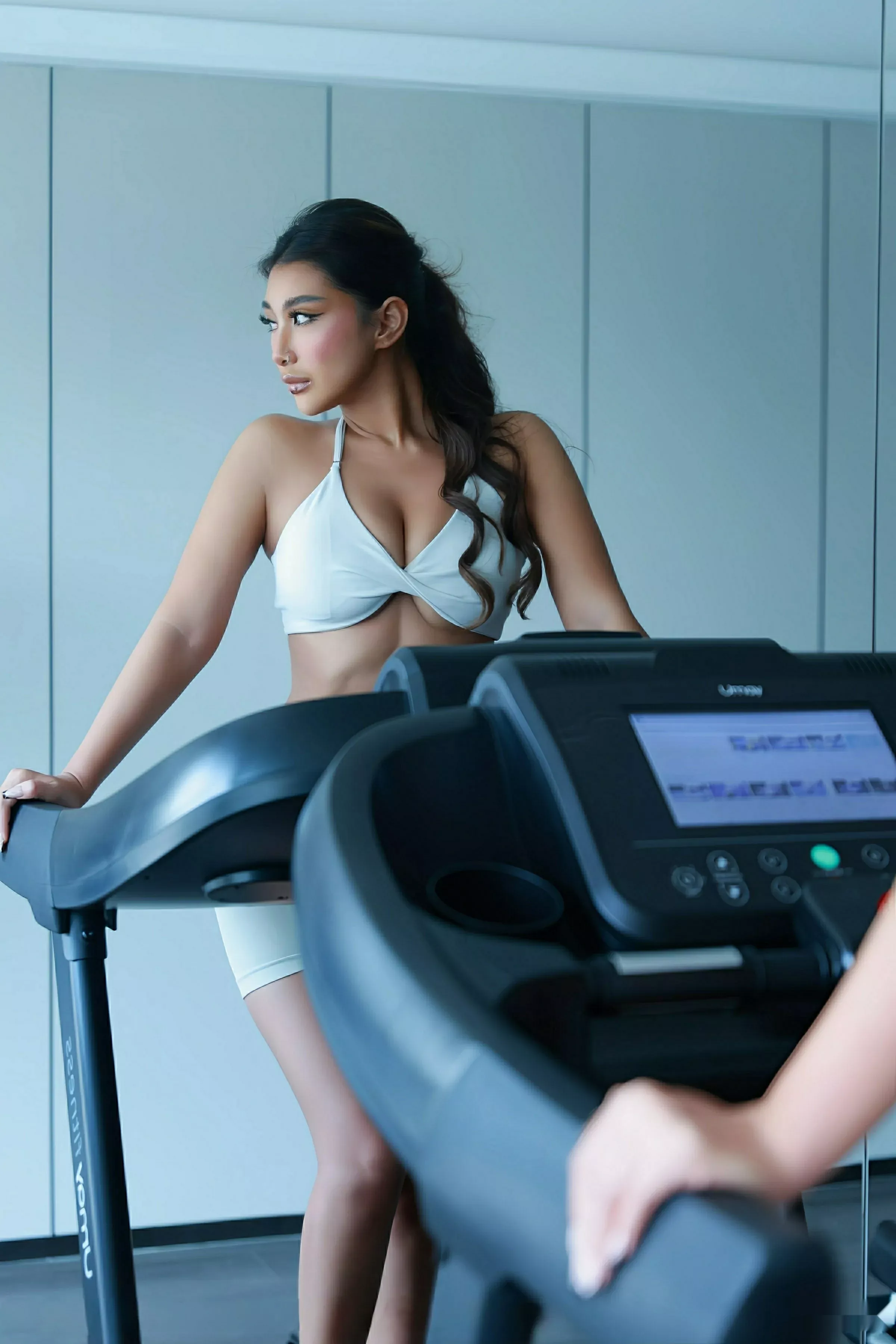 [[XiuRen秀人网]秀人网]No.10621_新人模特FE-健身房性感白色运动服露健康肤色秀曼妙身姿诱惑写真65P