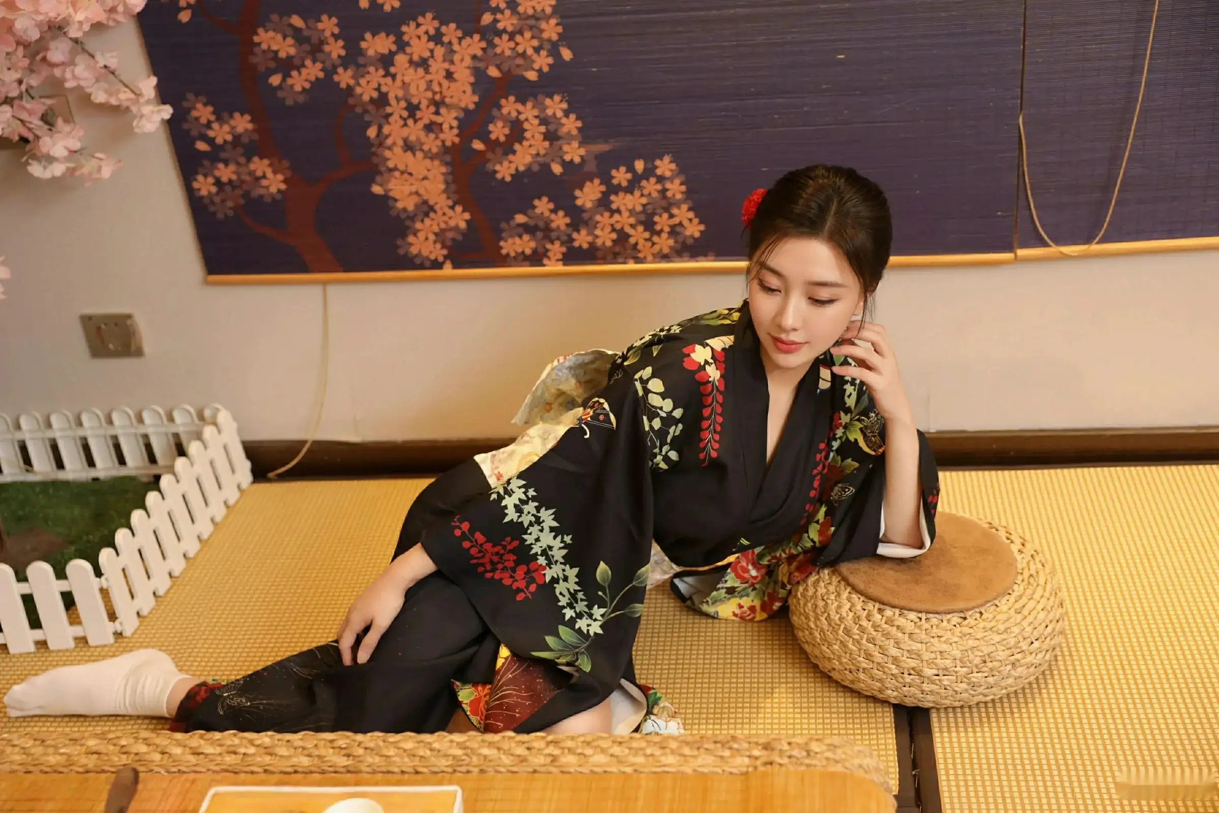 [[XiuRen秀人网]秀人网]No.10627_模特苏一诺性感日系黑色服饰露红色内衣秀曼妙身材迷人诱惑写真80P