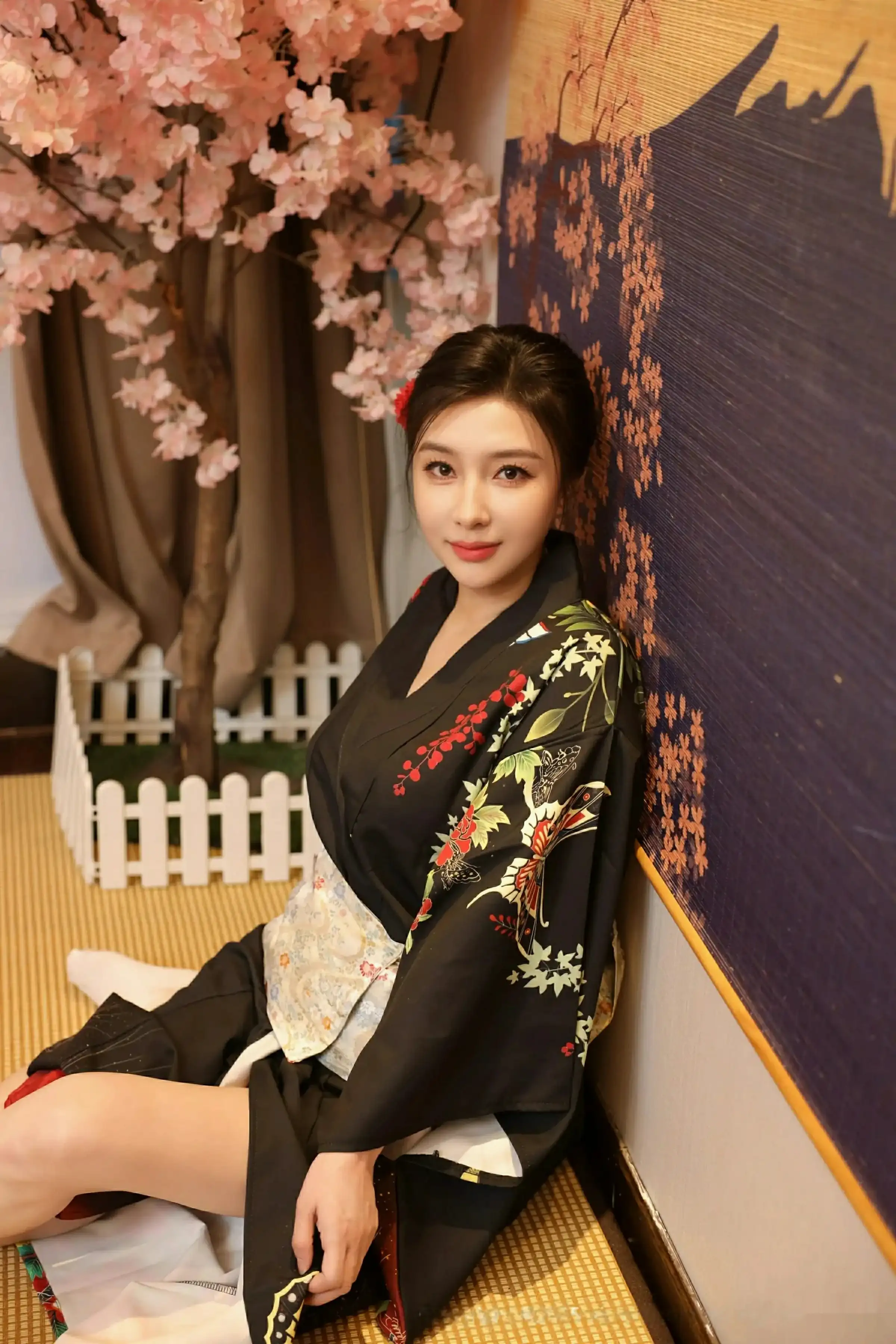 [[XiuRen秀人网]秀人网]No.10627_模特苏一诺性感日系黑色服饰露红色内衣秀曼妙身材迷人诱惑写真80P