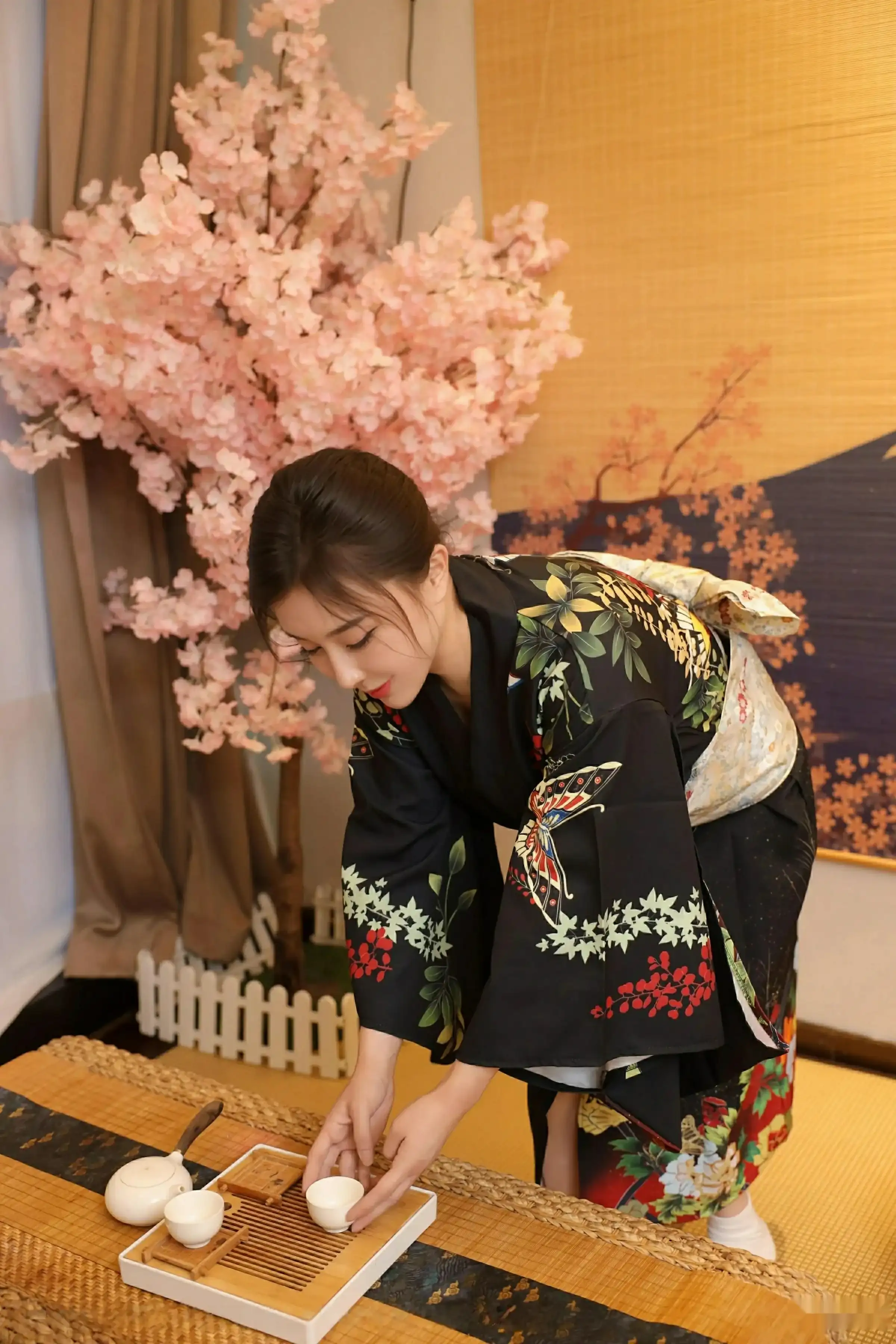 [[XiuRen秀人网]秀人网]No.10627_模特苏一诺性感日系黑色服饰露红色内衣秀曼妙身材迷人诱惑写真80P