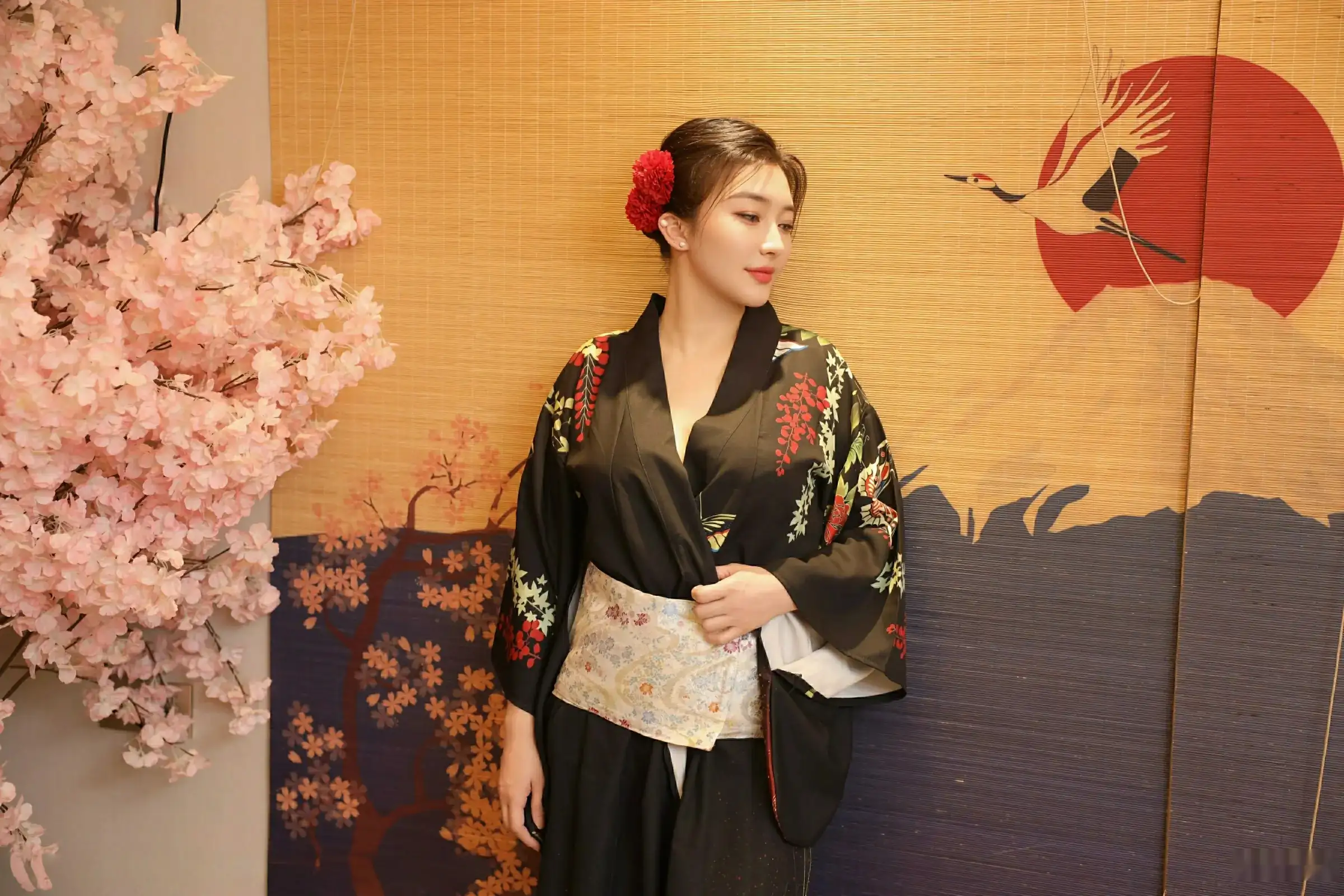 [[XiuRen秀人网]秀人网]No.10627_模特苏一诺性感日系黑色服饰露红色内衣秀曼妙身材迷人诱惑写真80P