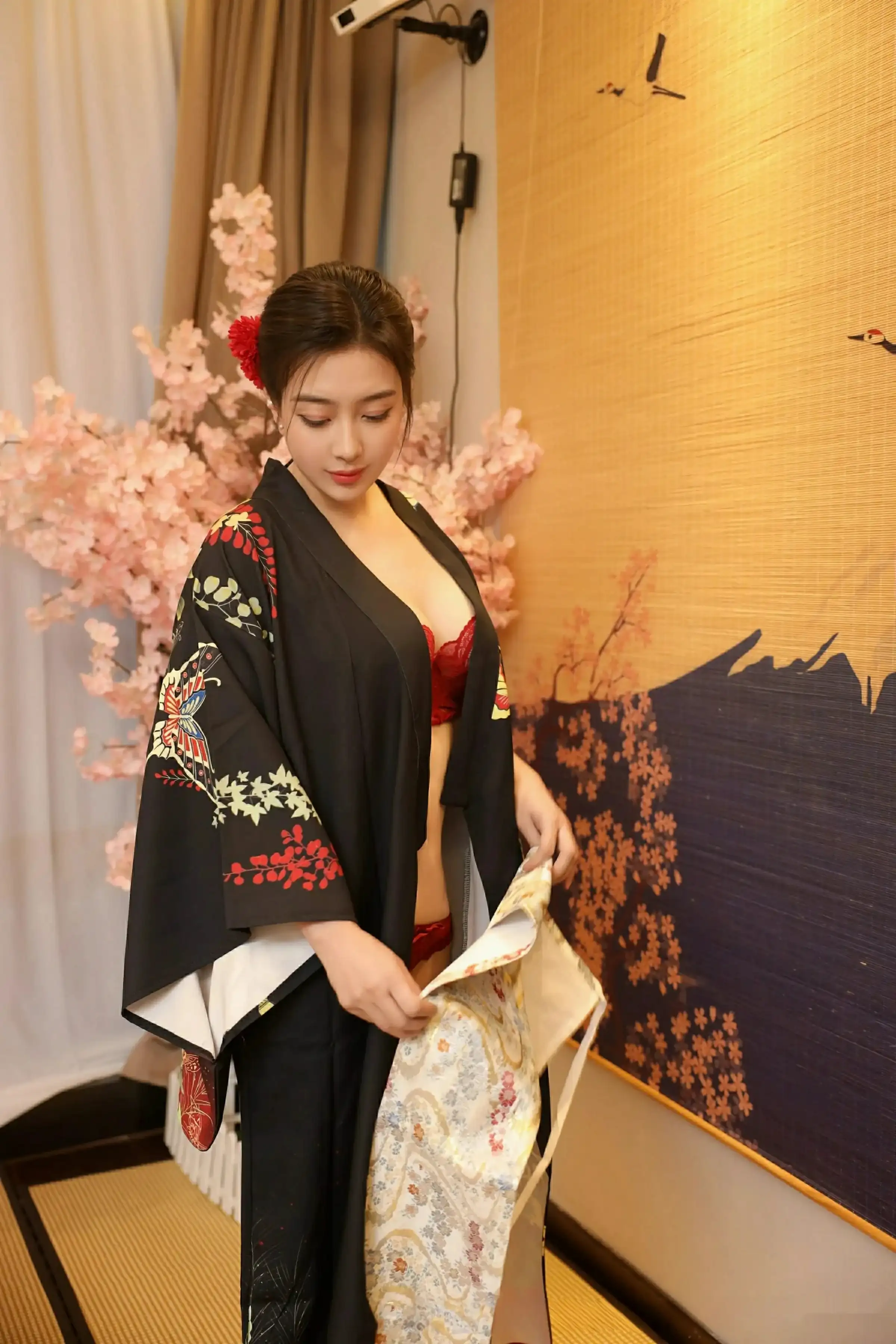 [[XiuRen秀人网]秀人网]No.10627_模特苏一诺性感日系黑色服饰露红色内衣秀曼妙身材迷人诱惑写真80P