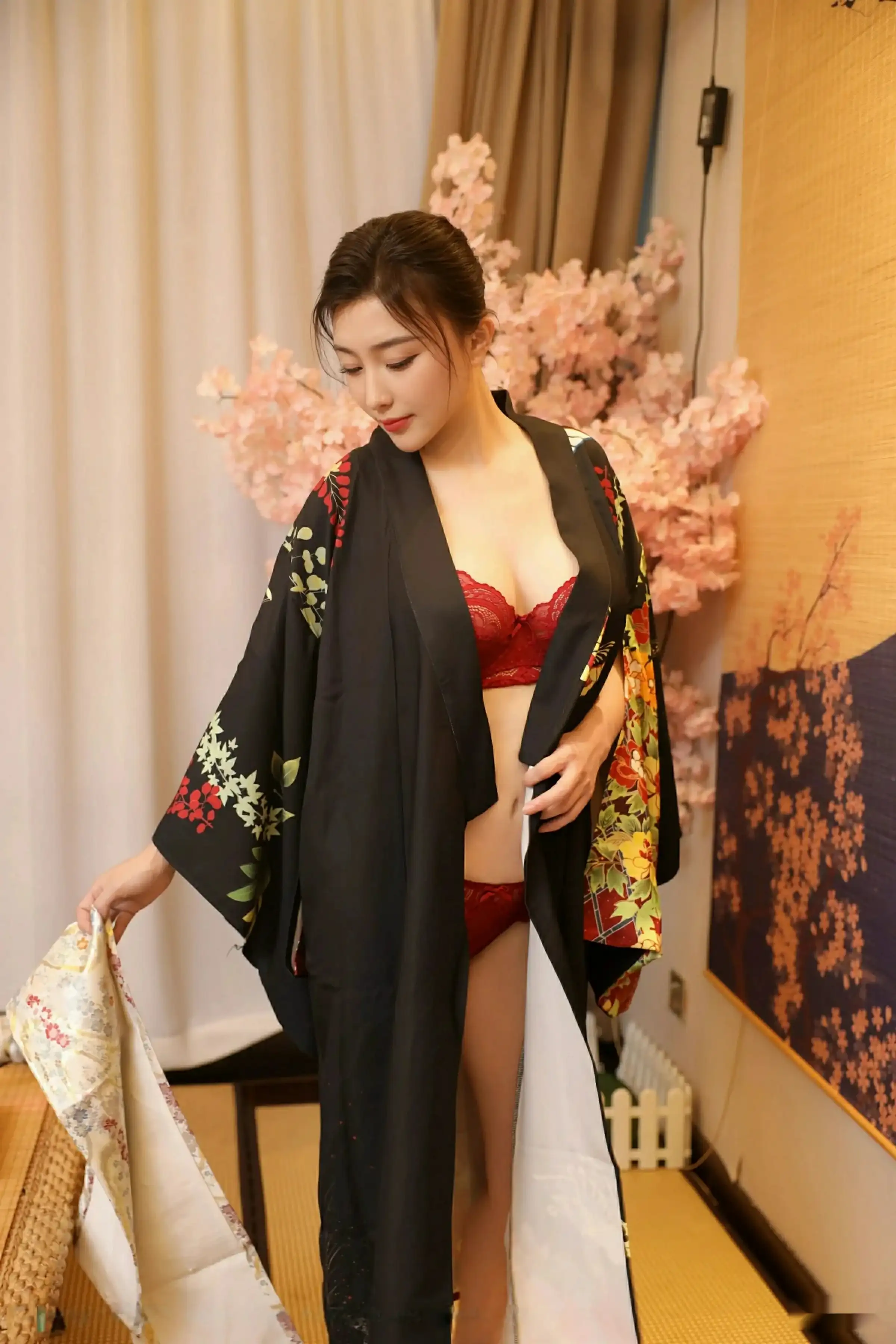 [[XiuRen秀人网]秀人网]No.10627_模特苏一诺性感日系黑色服饰露红色内衣秀曼妙身材迷人诱惑写真80P