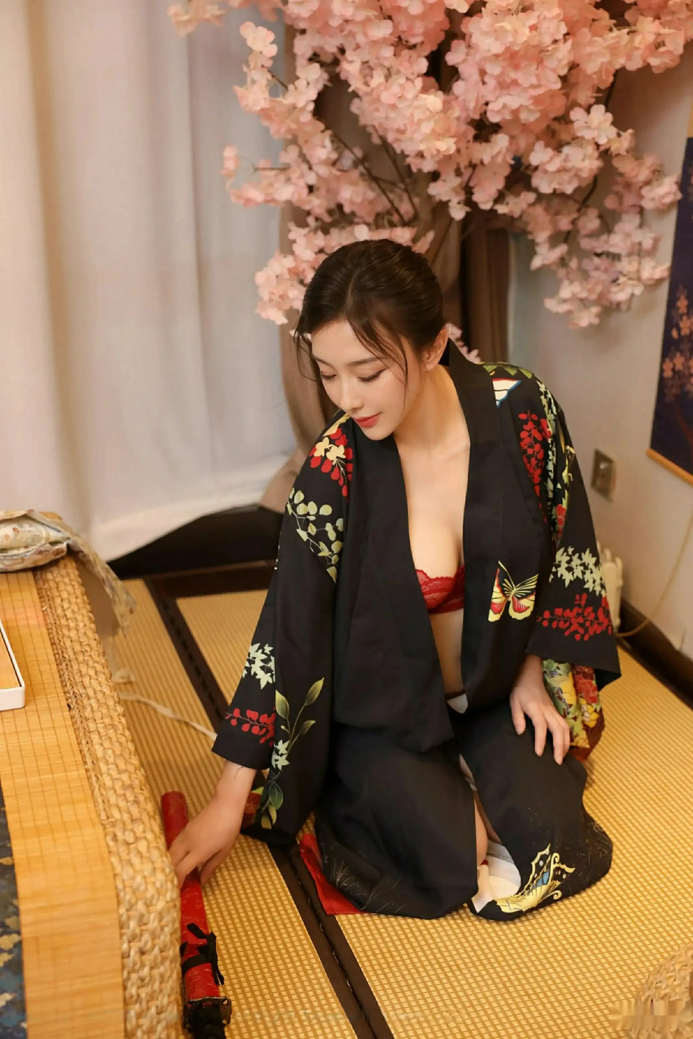 [[XiuRen秀人网]秀人网]No.10627_模特苏一诺性感日系黑色服饰露红色内衣秀曼妙身材迷人诱惑写真80P