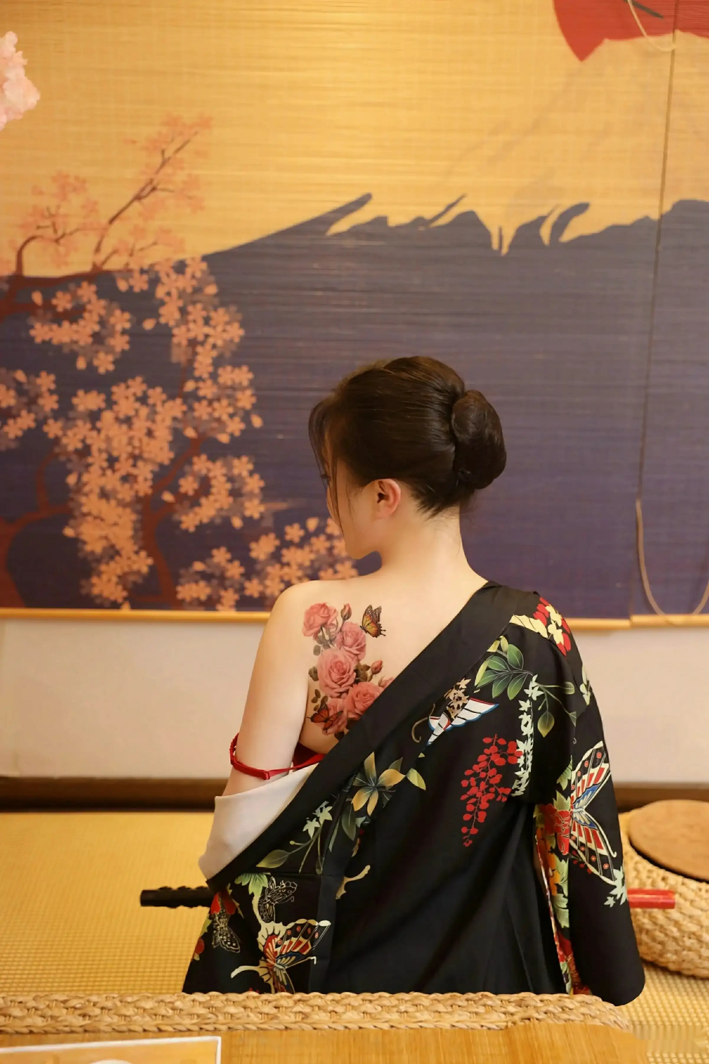 [[XiuRen秀人网]秀人网]No.10627_模特苏一诺性感日系黑色服饰露红色内衣秀曼妙身材迷人诱惑写真80P