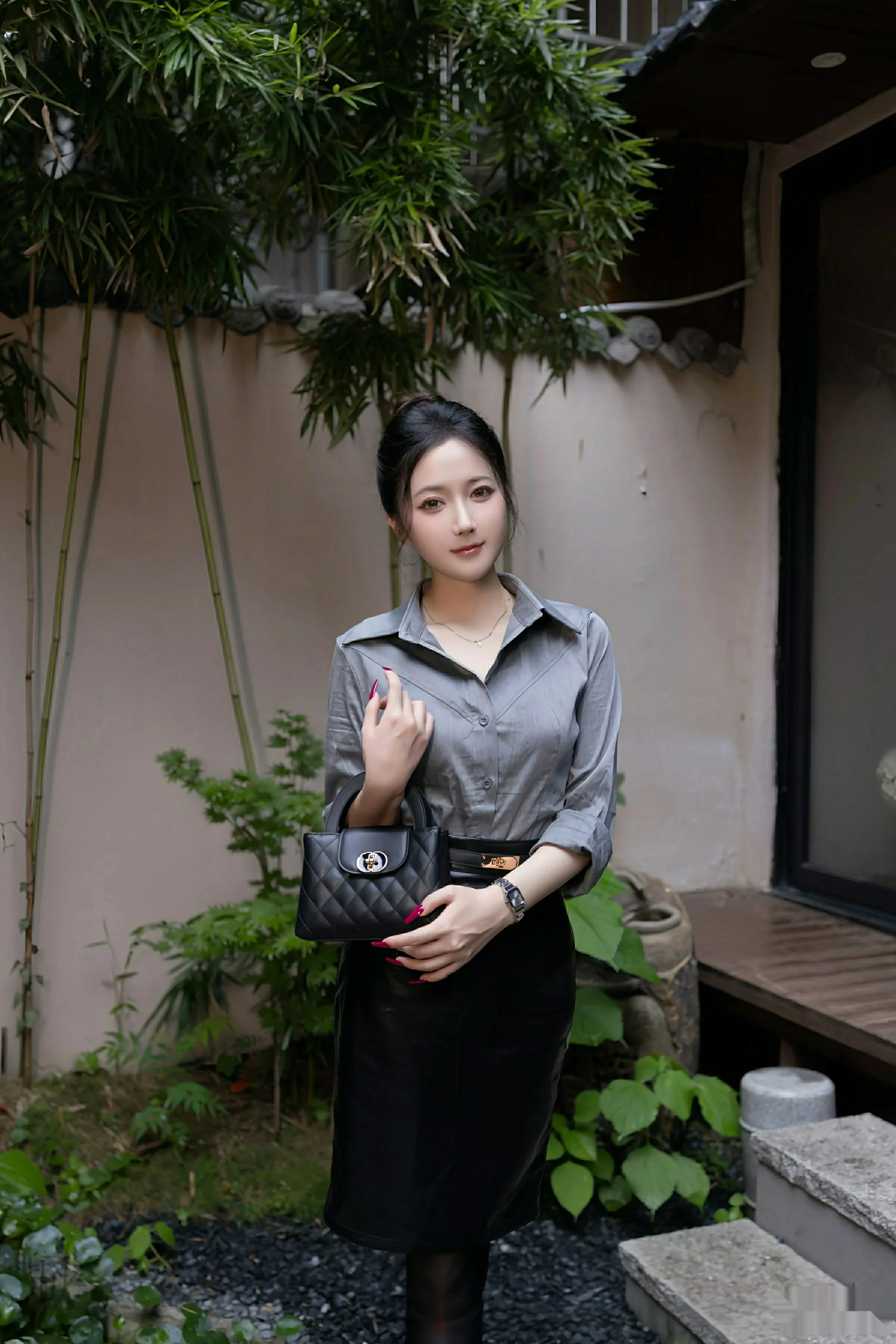 [[XiuRen秀人网]秀人网]No.10635_模特鱼子酱Fish性感灰色衬衫露黑色内衣秀曼妙身姿完美诱惑写真79P
