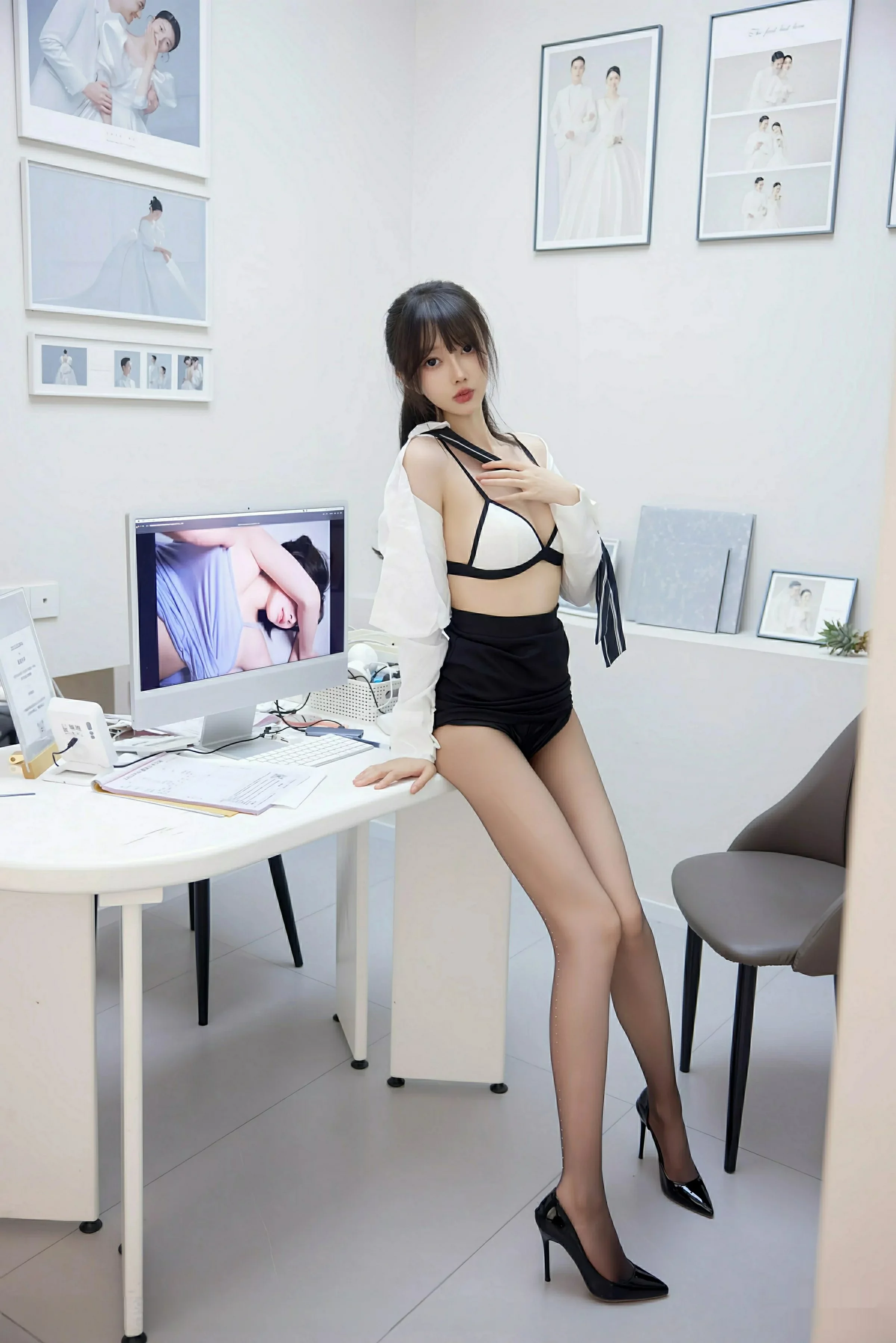 [[XiuRen秀人网]秀人网]No.10636_模特玥儿玥er性感白色衬衫配黑色短裙露超薄黑丝秀美腿诱惑写真58P