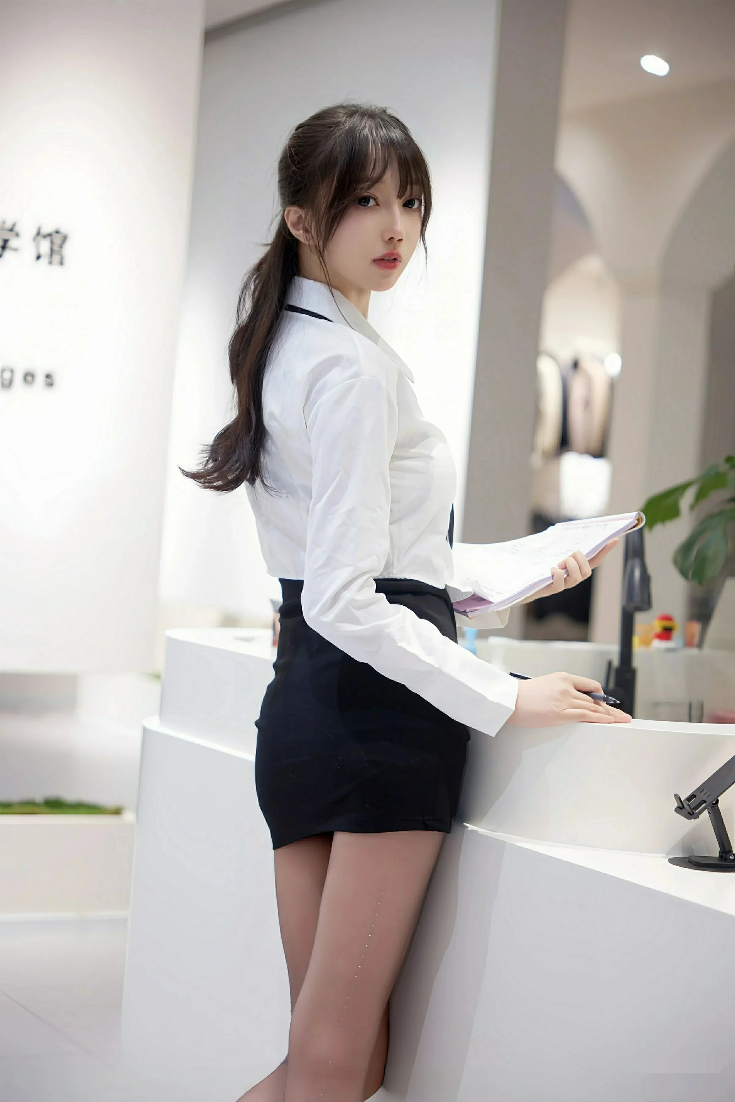 [[XiuRen秀人网]秀人网]No.10636_模特玥儿玥er性感白色衬衫配黑色短裙露超薄黑丝秀美腿诱惑写真58P
