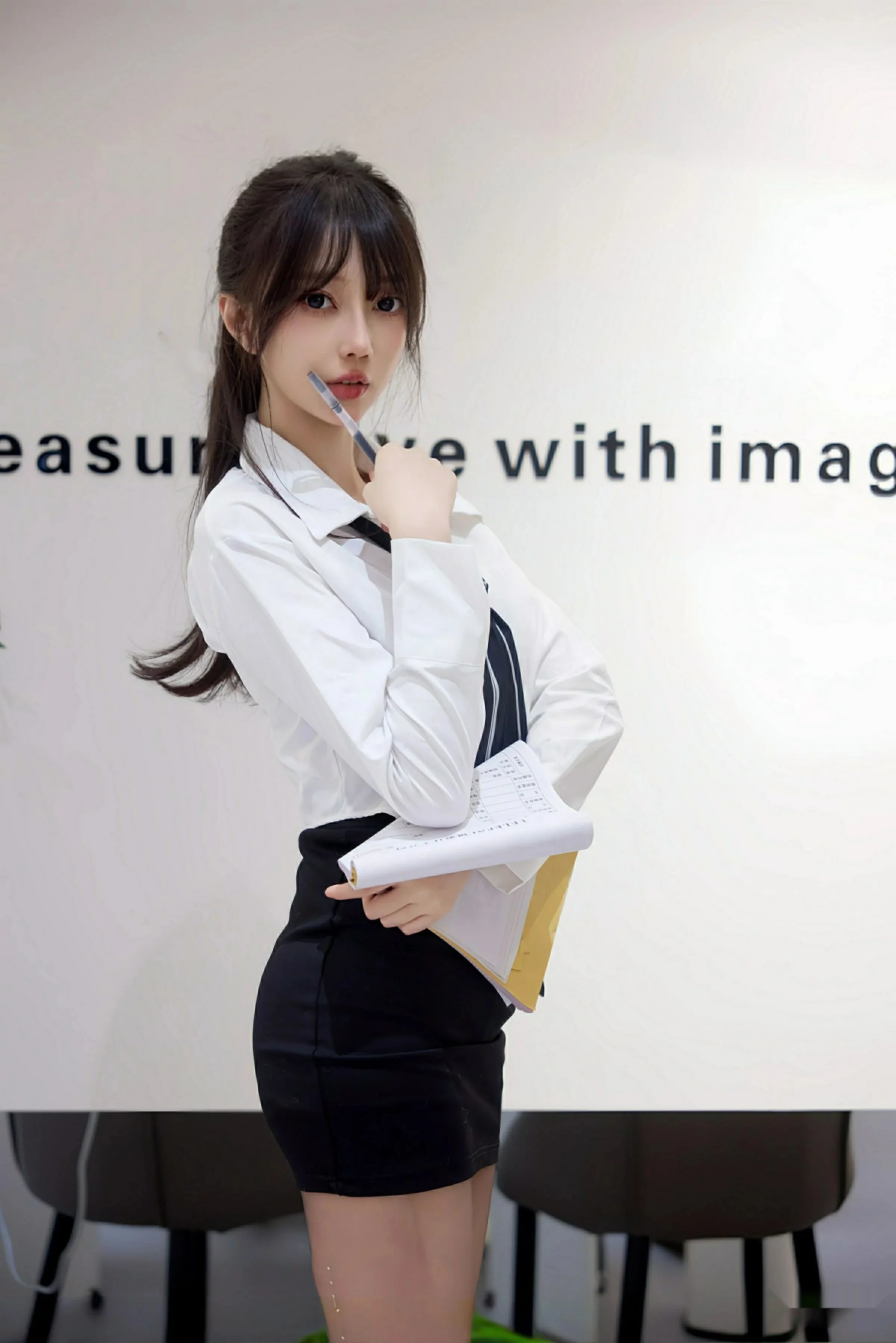 [[XiuRen秀人网]秀人网]No.10636_模特玥儿玥er性感白色衬衫配黑色短裙露超薄黑丝秀美腿诱惑写真58P