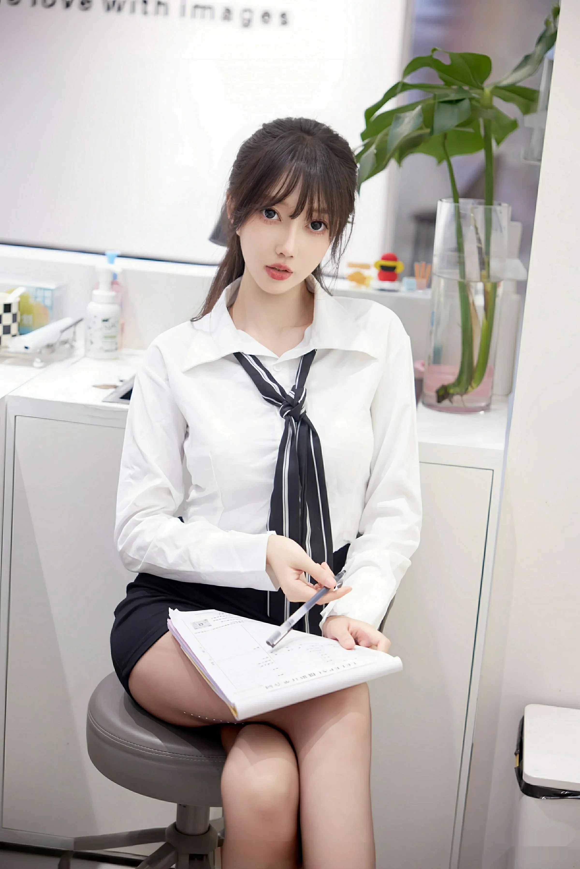 [[XiuRen秀人网]秀人网]No.10636_模特玥儿玥er性感白色衬衫配黑色短裙露超薄黑丝秀美腿诱惑写真58P