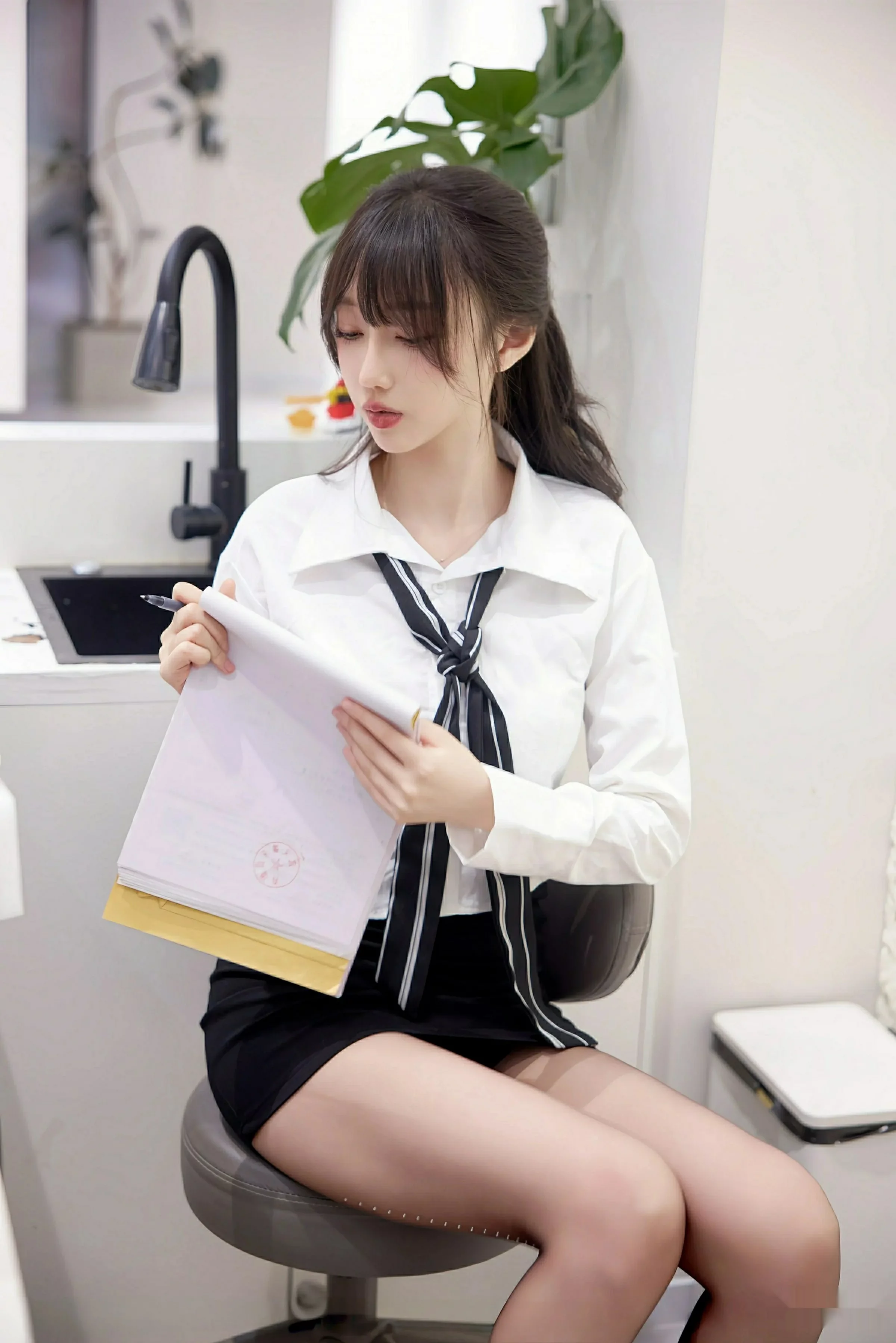 [[XiuRen秀人网]秀人网]No.10636_模特玥儿玥er性感白色衬衫配黑色短裙露超薄黑丝秀美腿诱惑写真58P