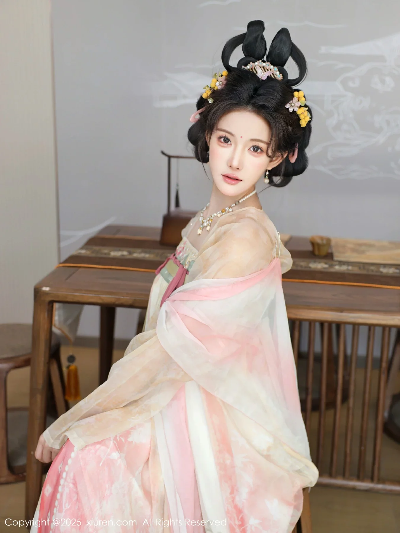 [[XiuRen秀人网]秀人网]No.10645_模特梨霜儿古典主题性感浅色古装服饰秀丰腴身材迷人美腿写真82P