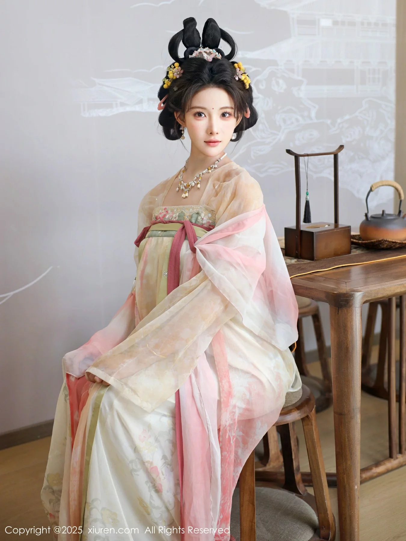 [[XiuRen秀人网]秀人网]No.10645_模特梨霜儿古典主题性感浅色古装服饰秀丰腴身材迷人美腿写真82P