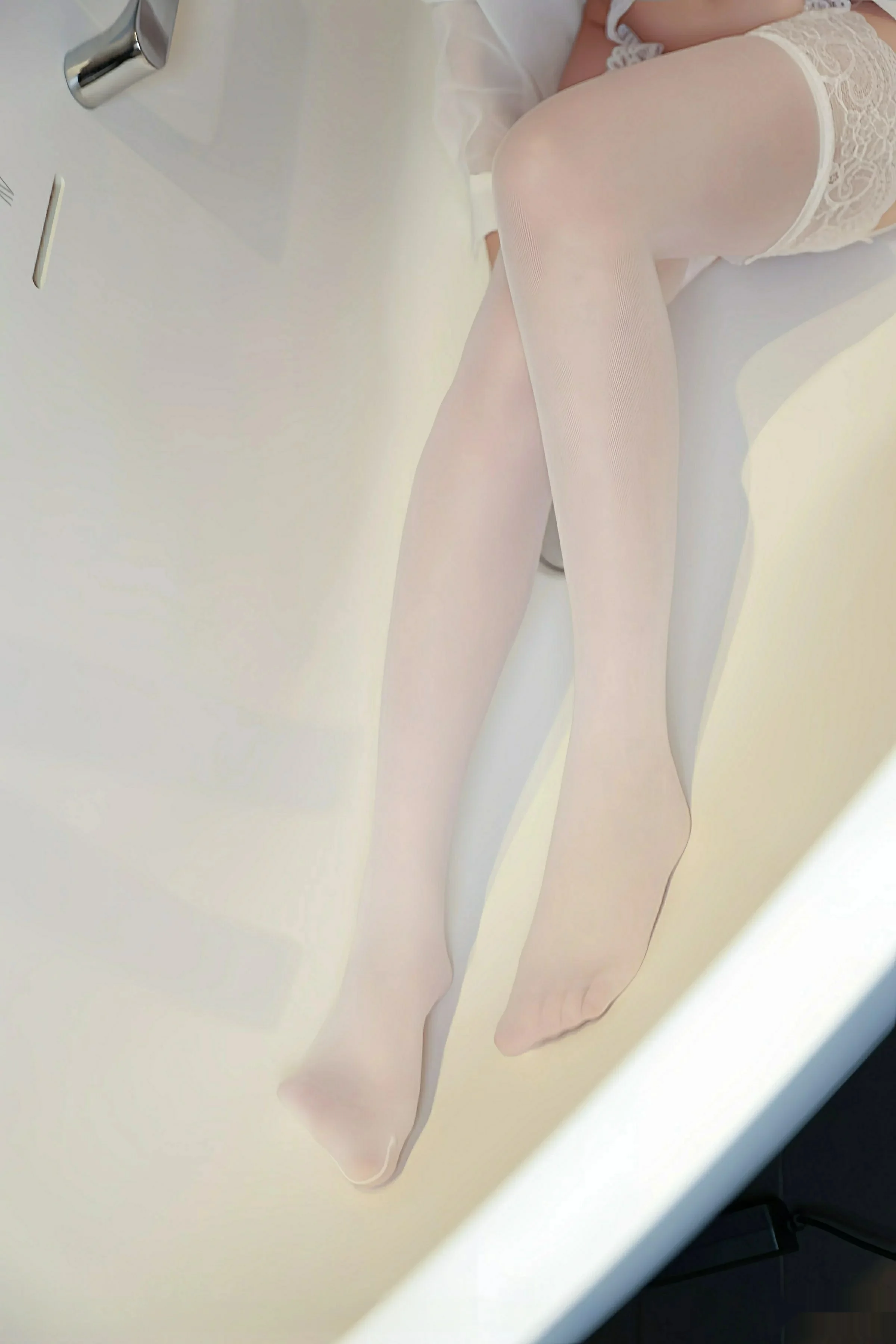 [[XiuRen秀人网]秀人网]No.10642_模特糯咪性感白色衬衫露白色内衣配白丝吊袜秀完美身材诱惑写真80P