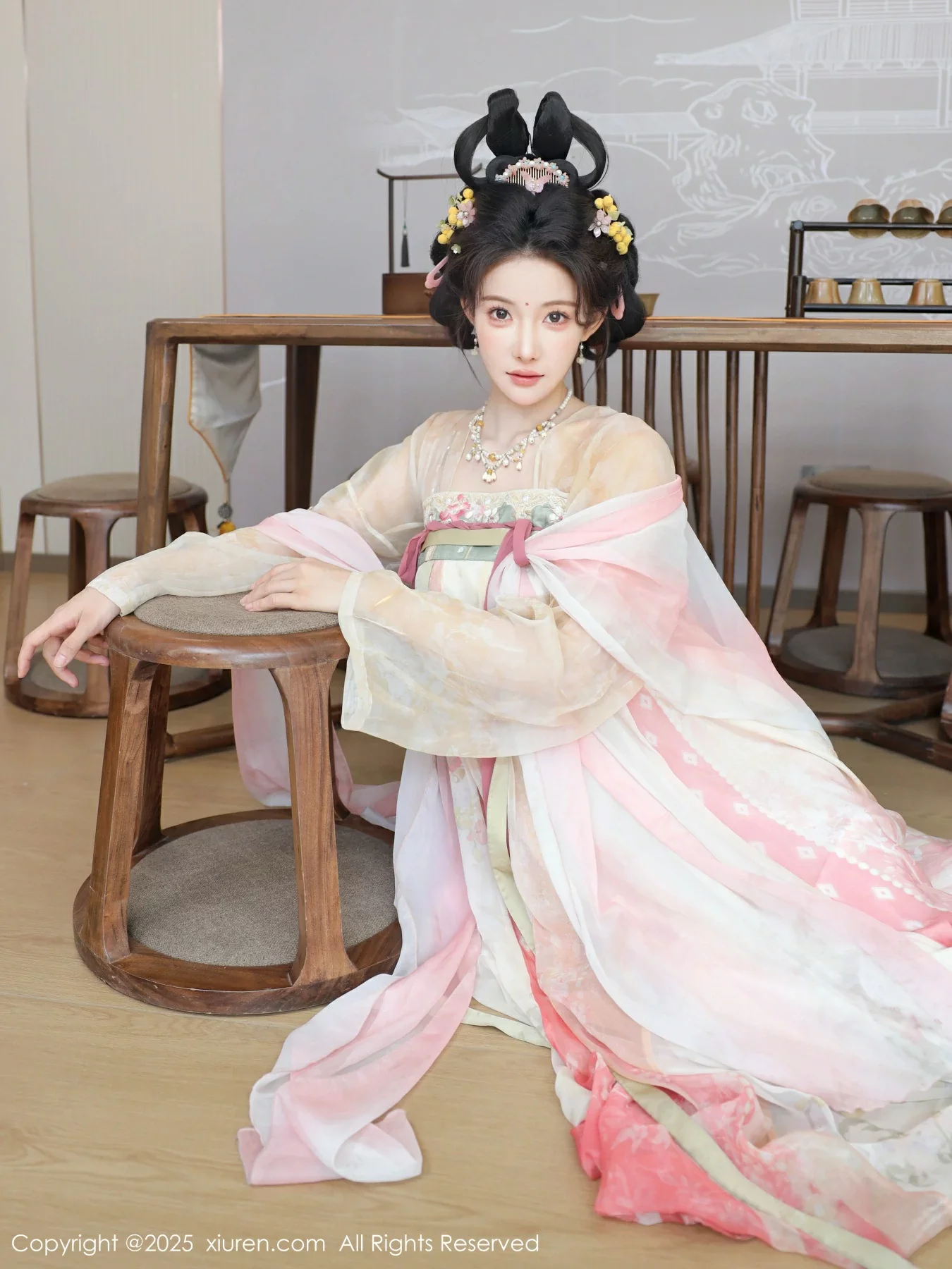 [[XiuRen秀人网]秀人网]No.10645_模特梨霜儿古典主题性感浅色古装服饰秀丰腴身材迷人美腿写真82P