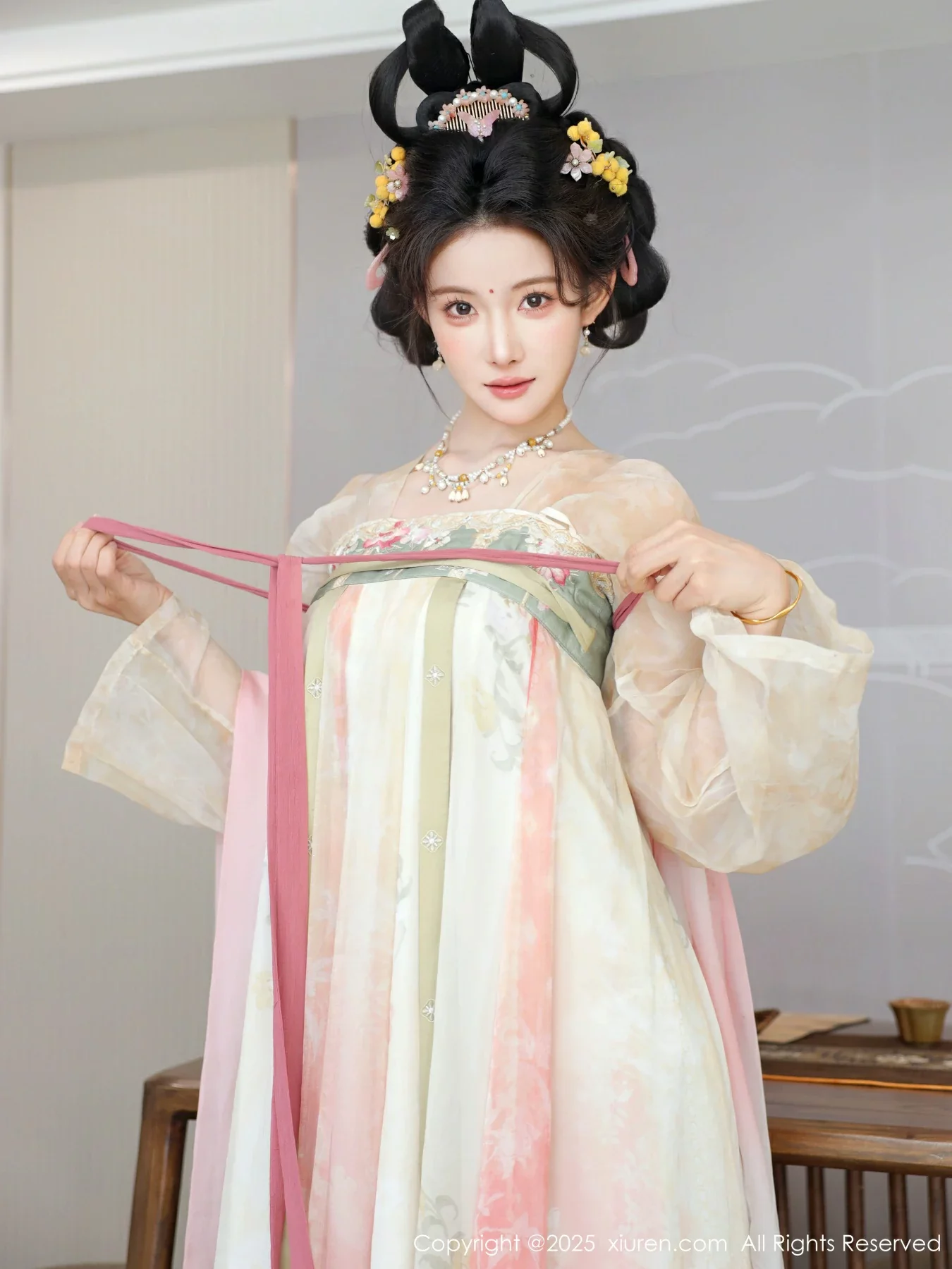 [[XiuRen秀人网]秀人网]No.10645_模特梨霜儿古典主题性感浅色古装服饰秀丰腴身材迷人美腿写真82P