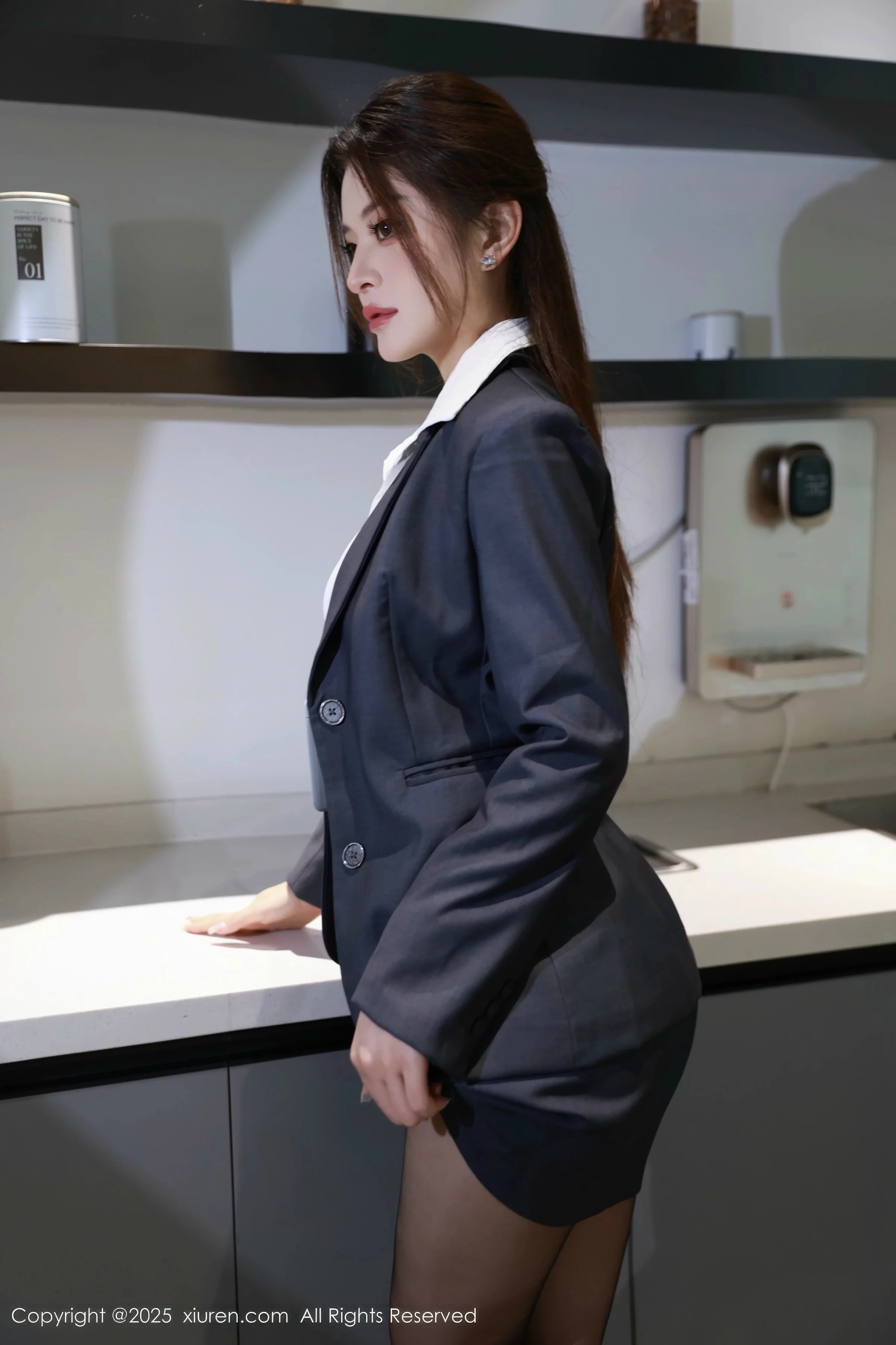 [[XiuRen秀人网]秀人网]No.10646_新人模特阿依莎性感深色OL服饰露黑色内衣秀曼妙身姿诱惑写真72P