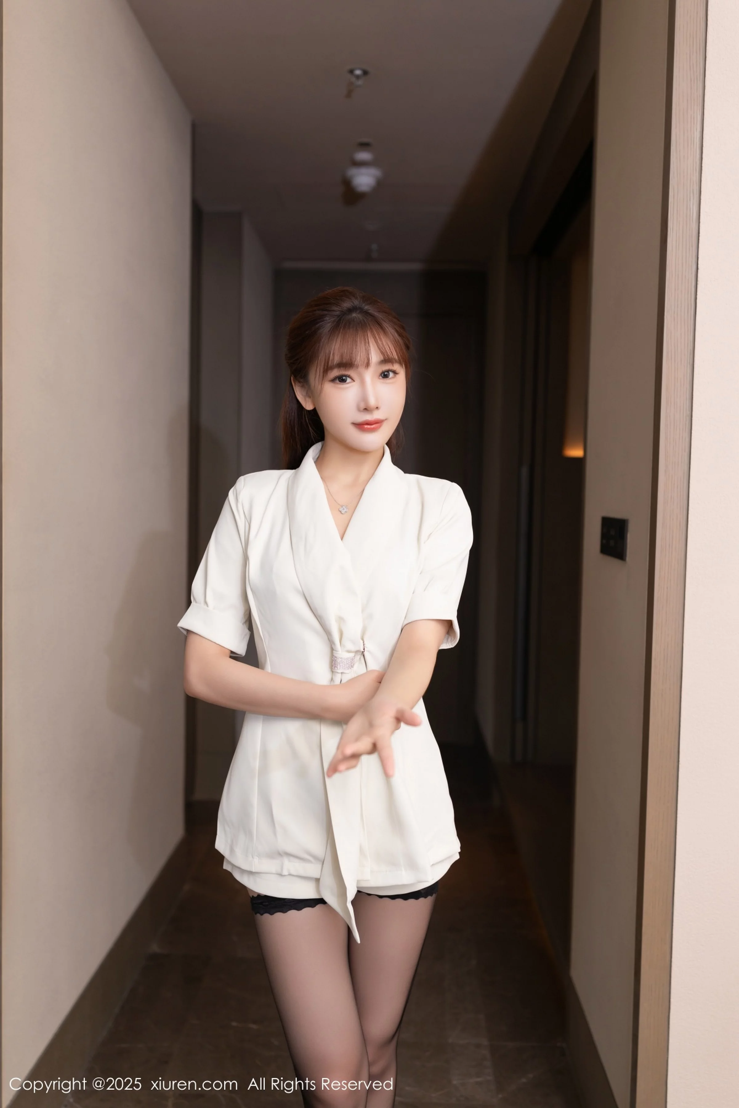 [[XiuRen秀人网]秀人网]No.10650_模特陆萱萱性感白色西装露黑色内衣配超薄黑丝秀美腿诱惑写真70P