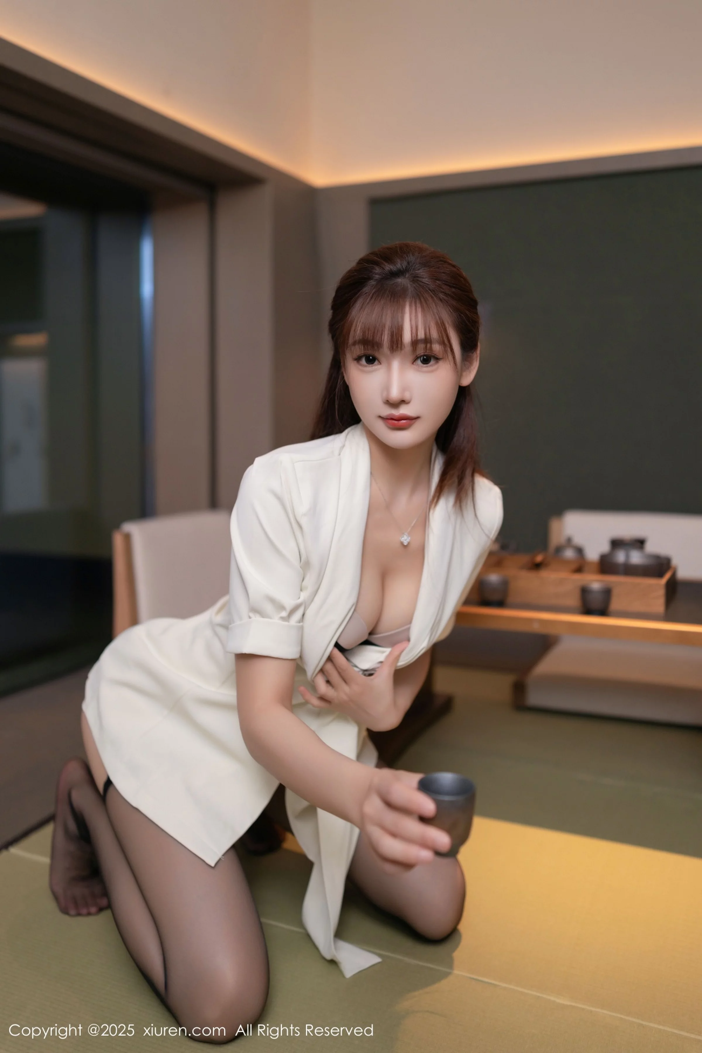 [[XiuRen秀人网]秀人网]No.10650_模特陆萱萱性感白色西装露黑色内衣配超薄黑丝秀美腿诱惑写真70P