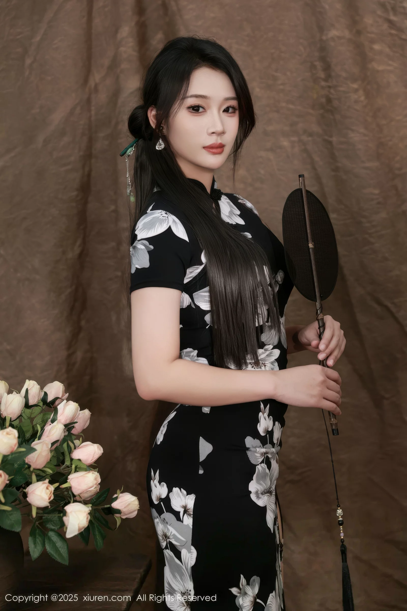 [[XiuRen秀人网]秀人网]No.10655_模特南乔性感黑色旗袍露紫色情趣内衣配黑色丝袜秀美腿诱惑写真72P