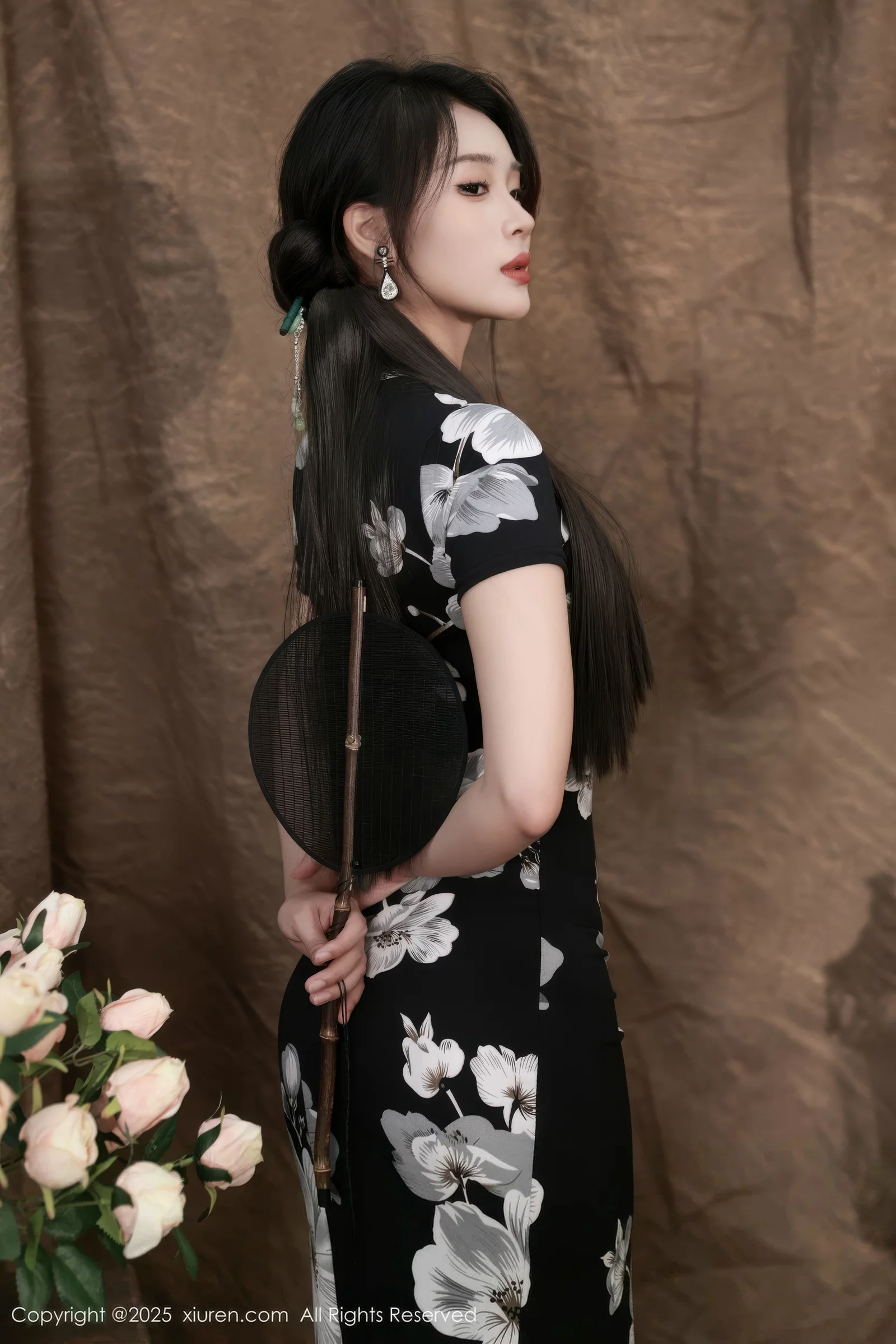 [[XiuRen秀人网]秀人网]No.10655_模特南乔性感黑色旗袍露紫色情趣内衣配黑色丝袜秀美腿诱惑写真72P