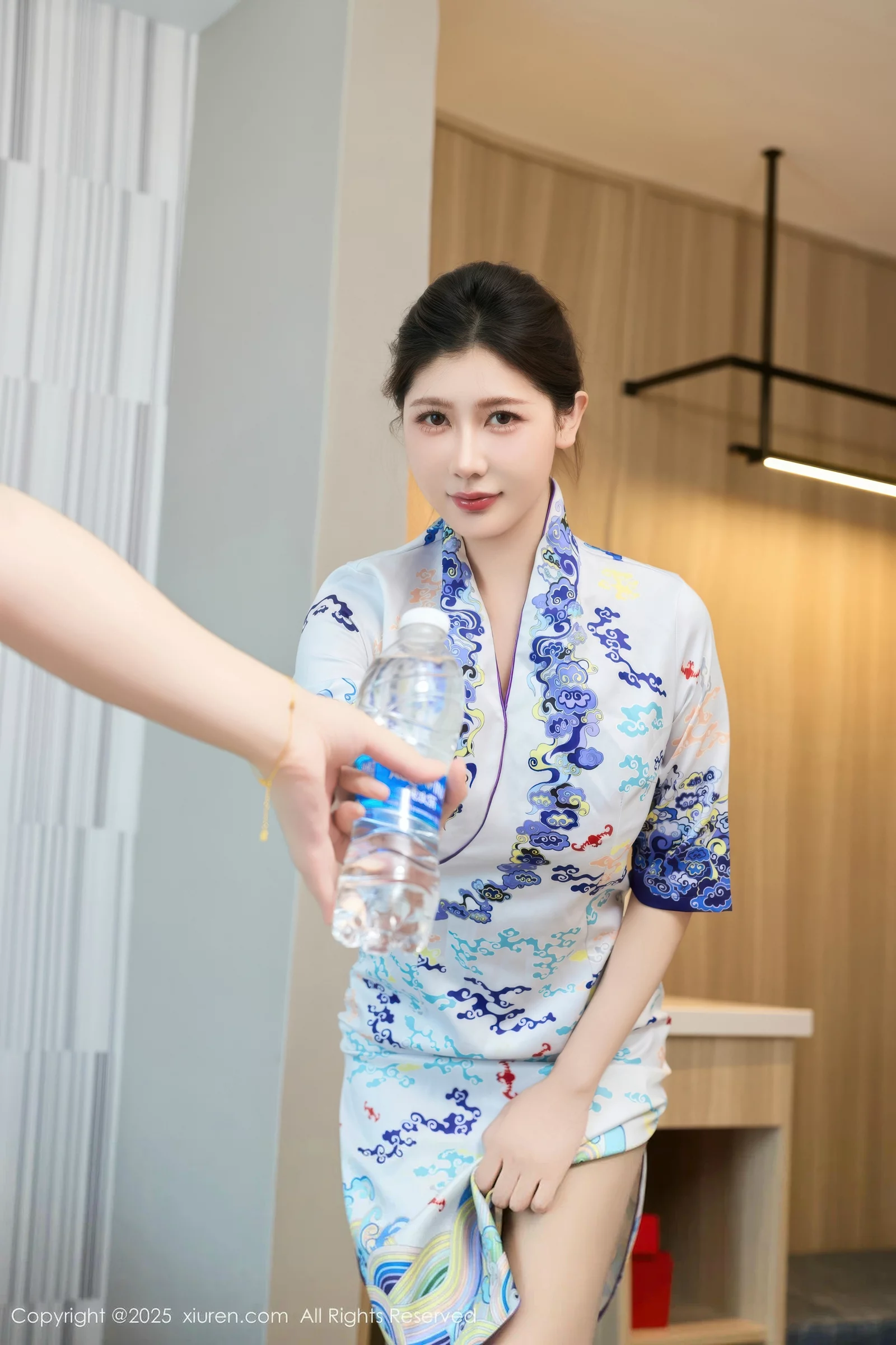 [[XiuRen秀人网]秀人网]No.10654_模特尹甜甜性感空姐旗袍制服露白色内衣配灰丝袜秀美腿诱惑写真54P